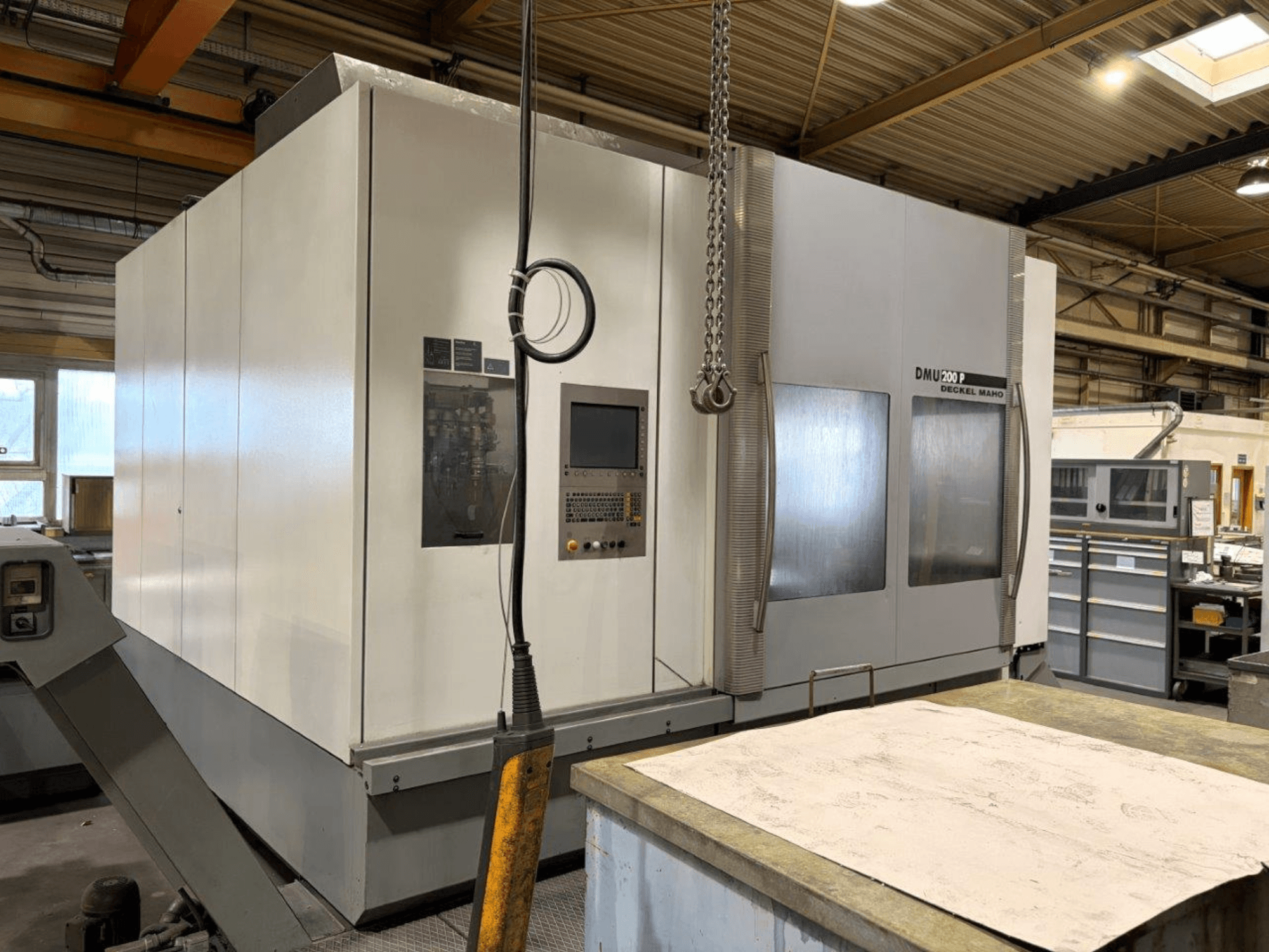 DMG MORI DMU 200 universeel bewerkingscentrum in een werkplaats, vooraanzicht, met het bedieningspaneel en de uiterlijke kenmerken.