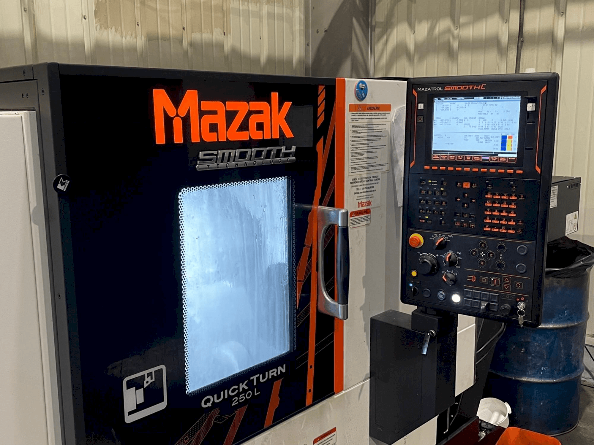 Vooraanzicht van Mazak Quick Turn 250 L machine