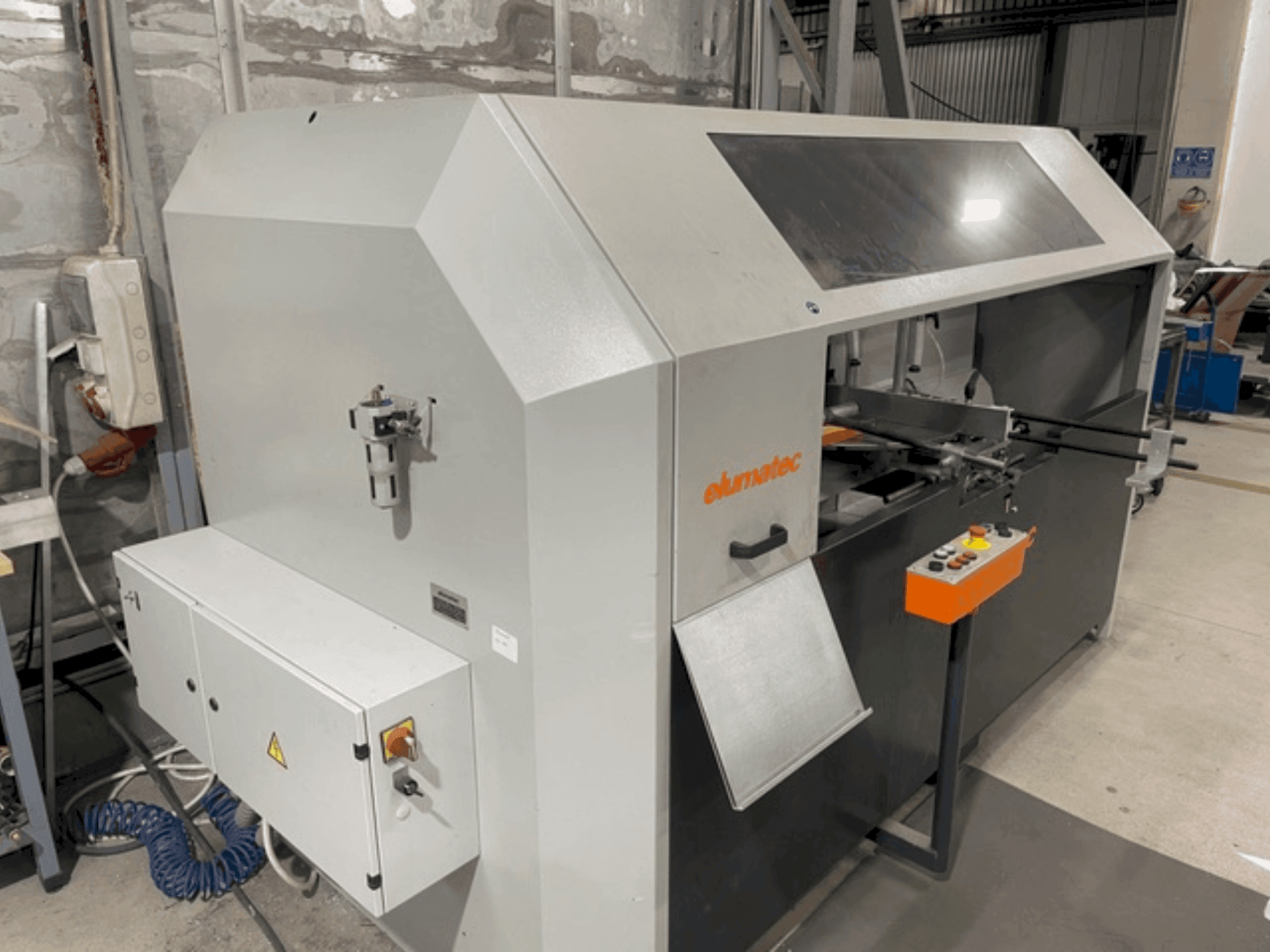 Vooraanzicht van Elumatec AKS134/64 machine