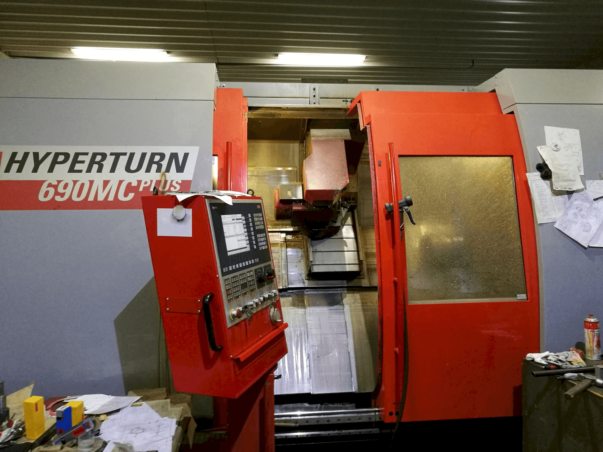 Vooraanzicht van EMCO Hyperturn 690MC Plus B machine