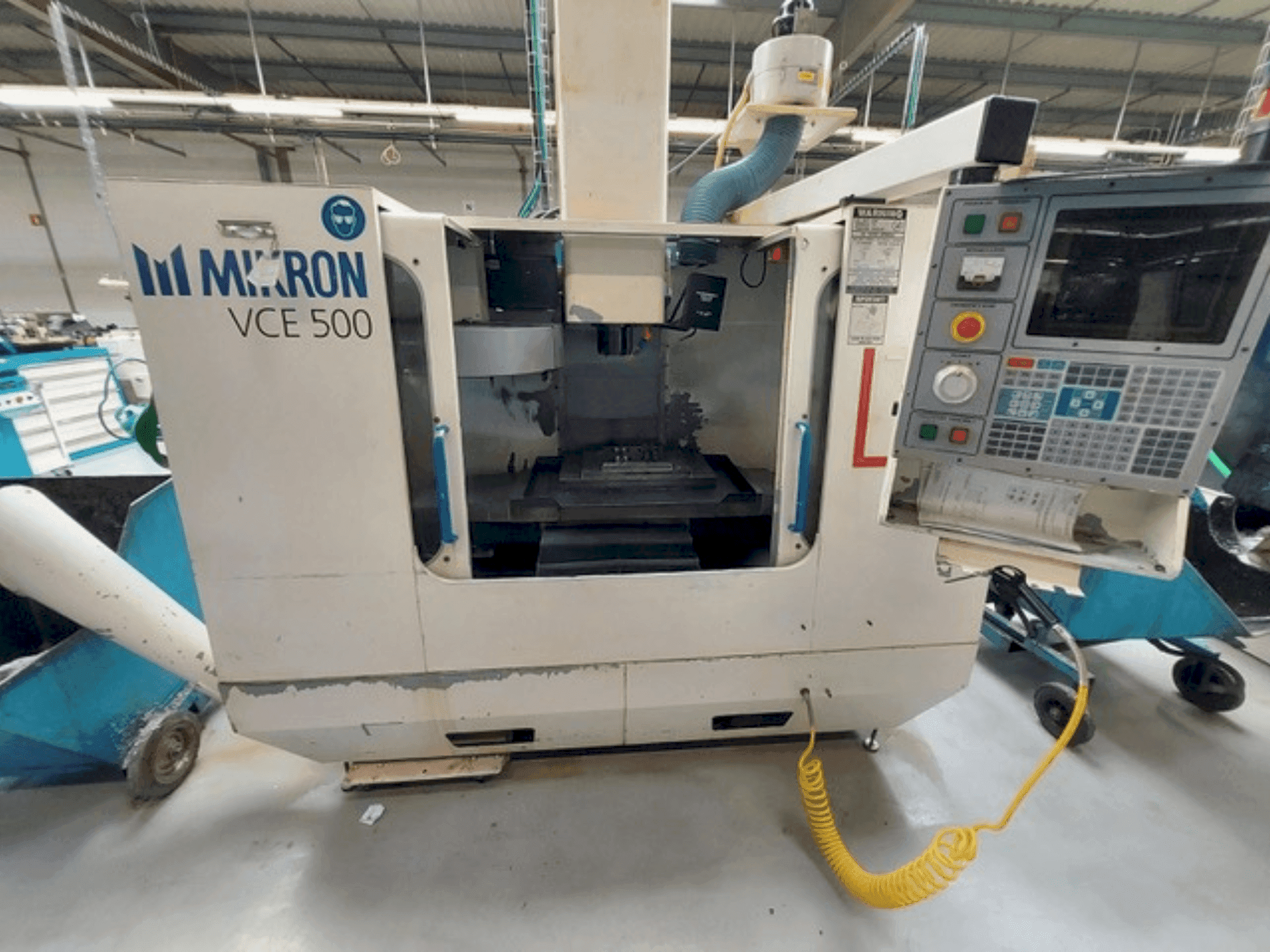 Vooraanzicht van HAAS MIKRON VCE 500 machine