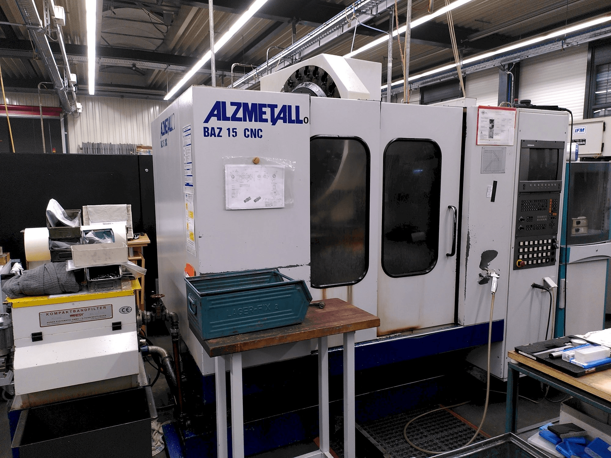 Vooraanzicht van Alzmetall BAZ 15 CNC machine