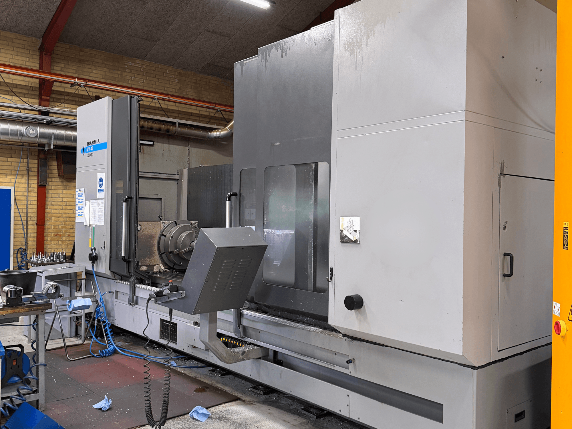 IBARMIA ZV45 L3000 verticaal bewerkingscentrum, vooraanzicht; grote metalen behuizing, bedieningspaneel, zichtbare gereedschapsopstelling.