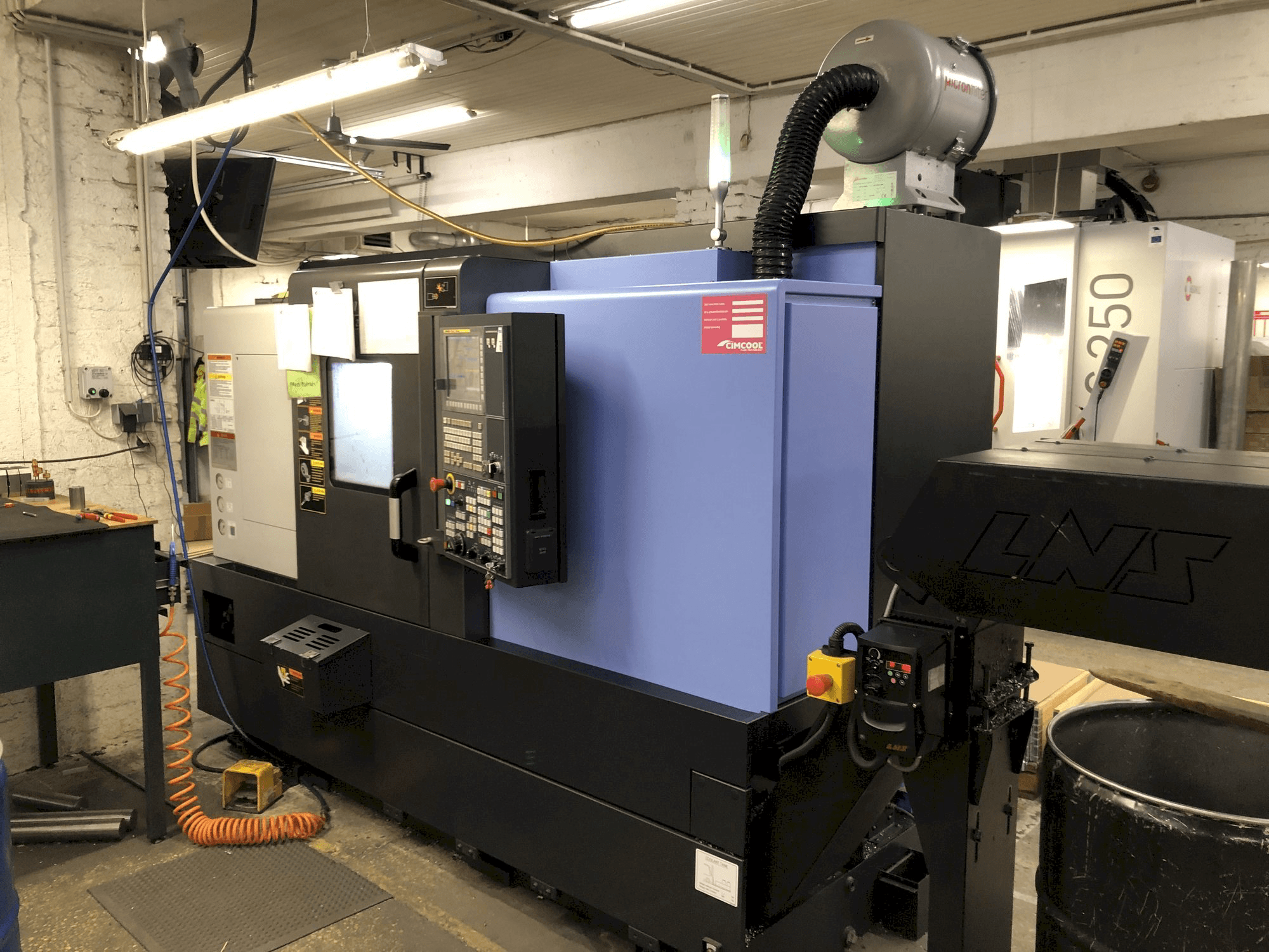 Vooraanzicht van Doosan Lynx 220 LYC machine