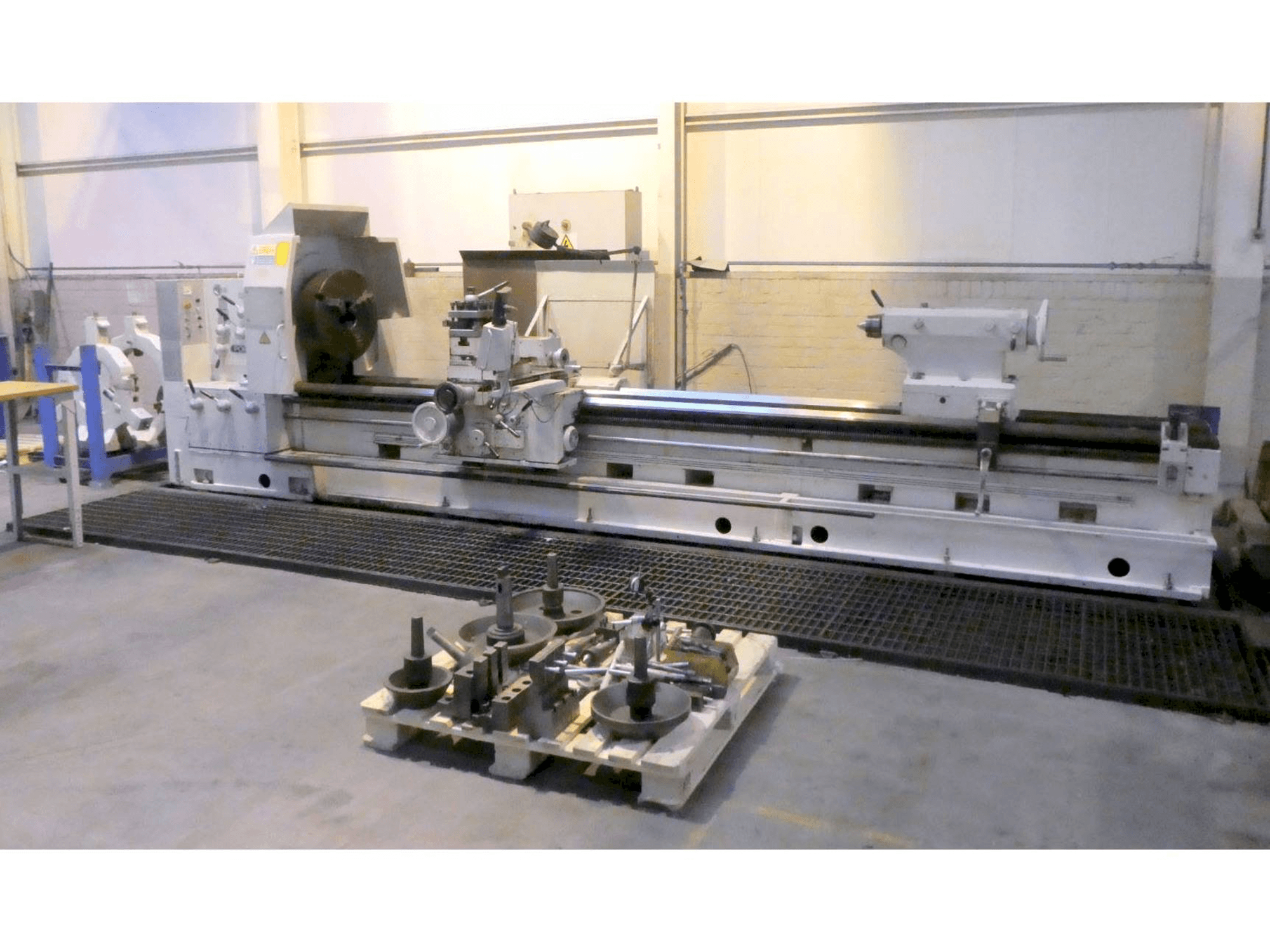 Vooraanzicht van Poreba TRP93 X 4M machine