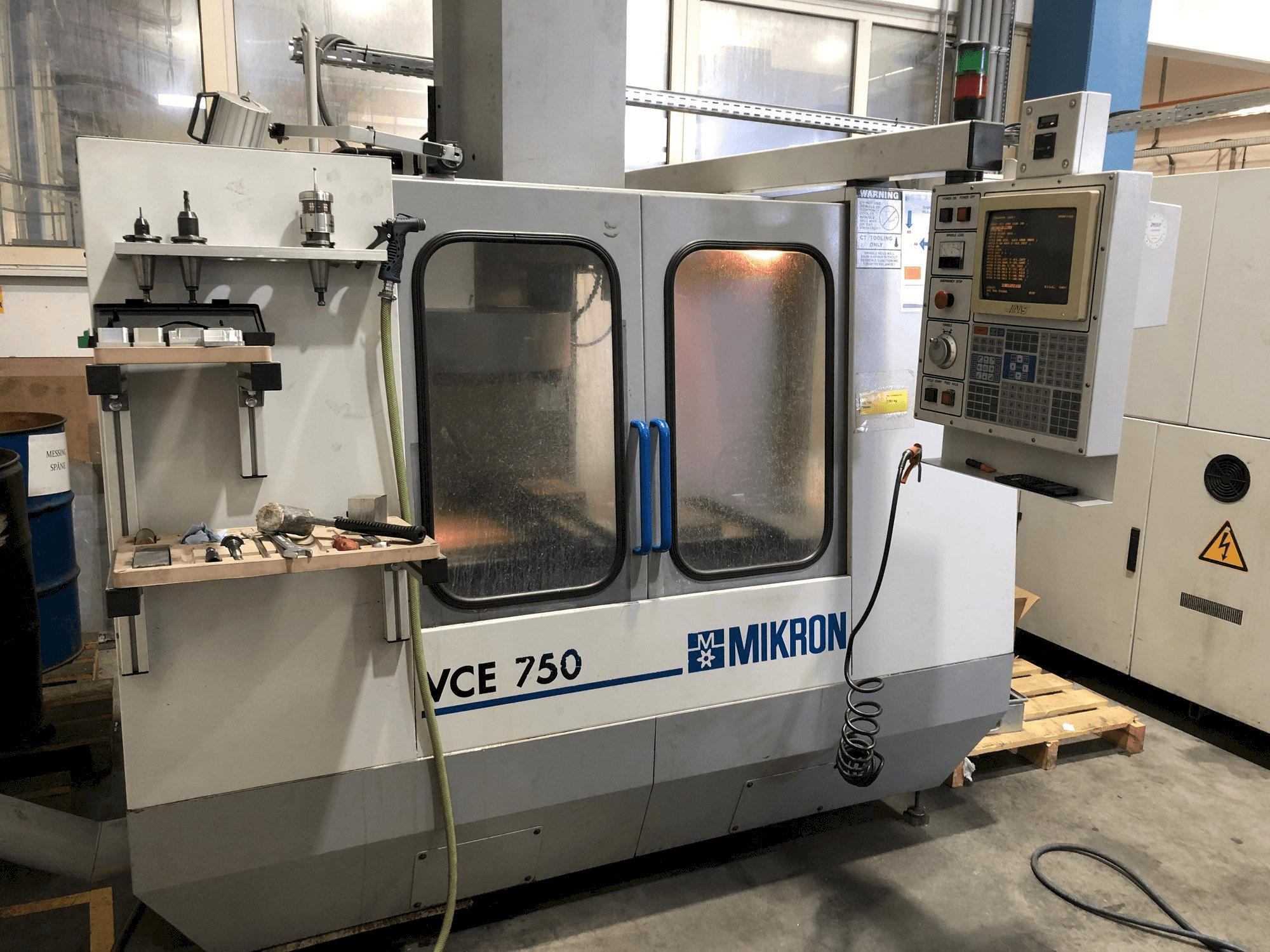 Vooraanzicht van MIKRON VCE 750 machine