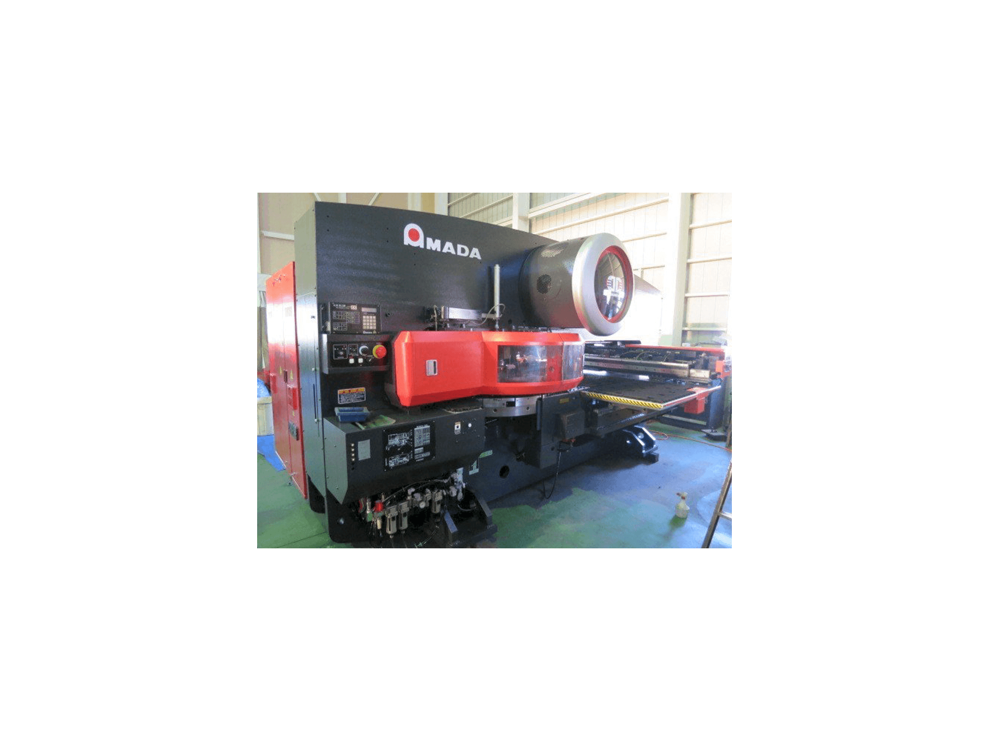 Vooraanzicht van AMADA EMK 345NT machine