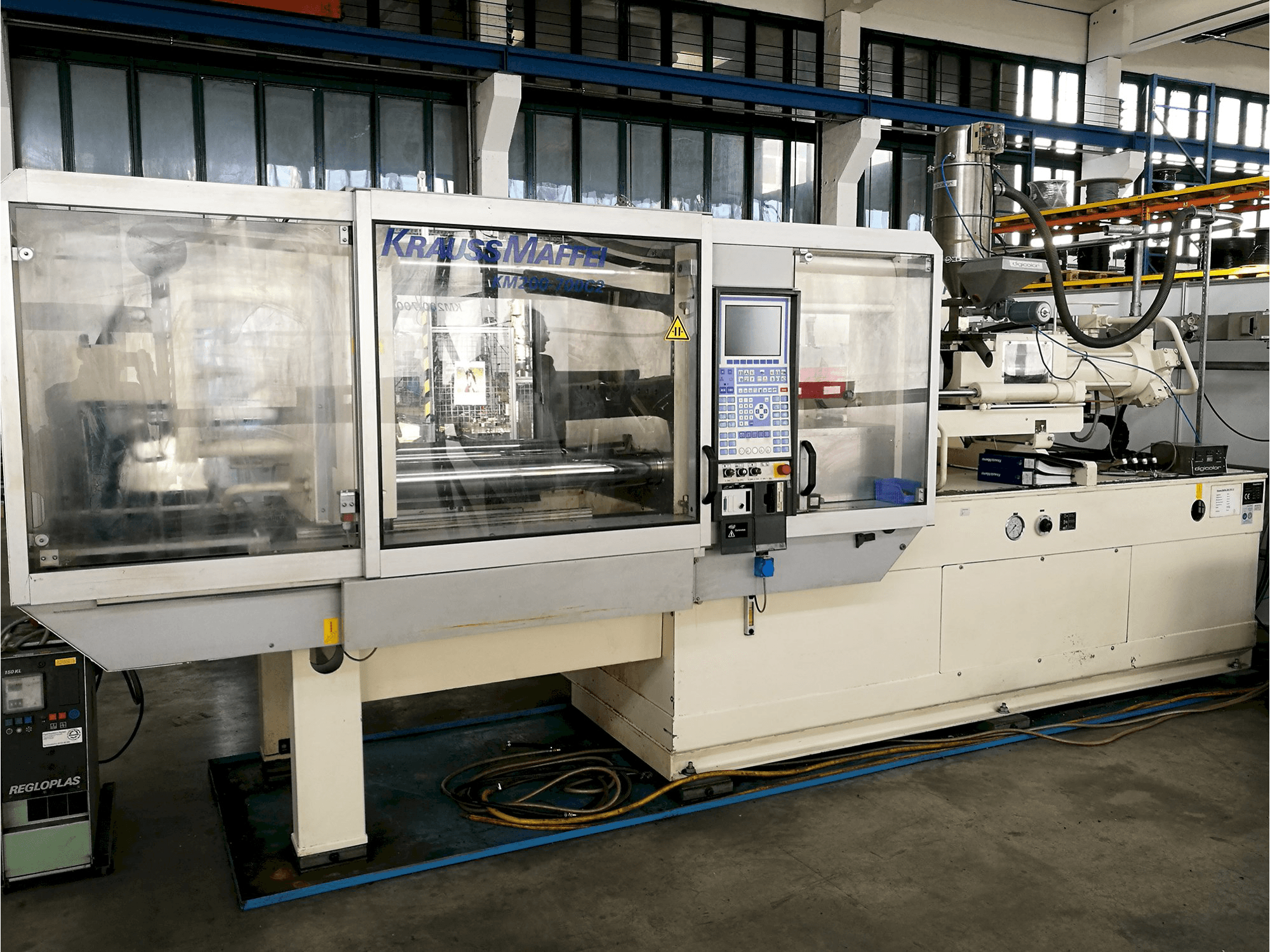 Vooraanzicht van Krauss Maffei 200-700 C2 machine
