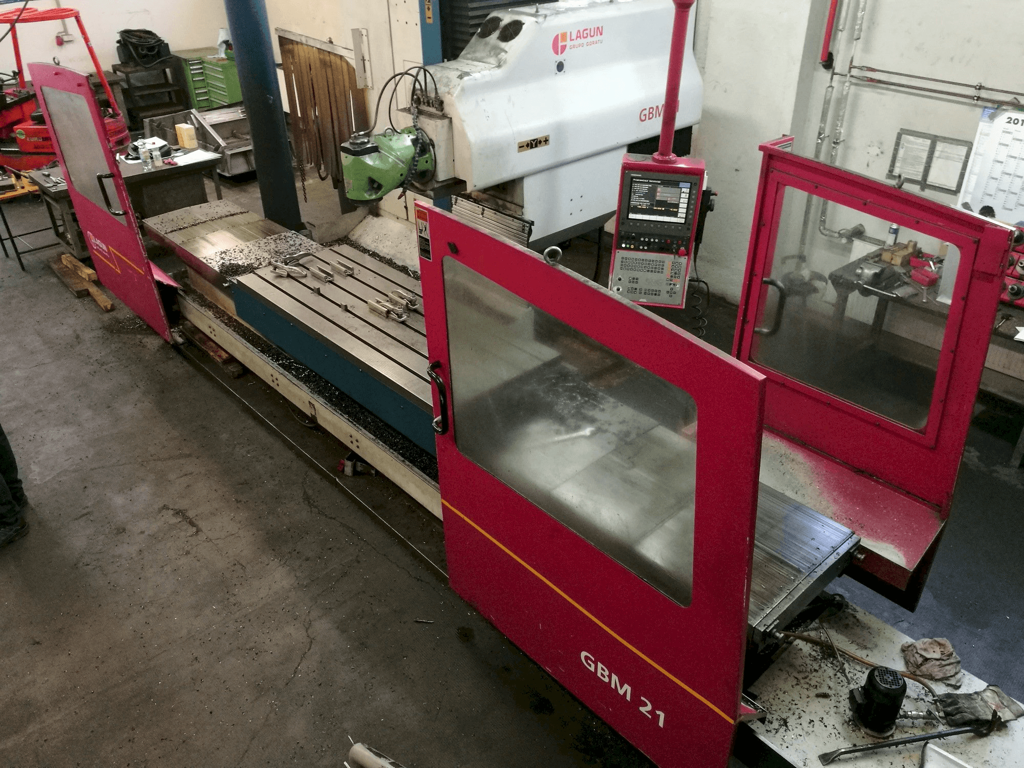 Vooraanzicht van LAGUN GBM 21 machine