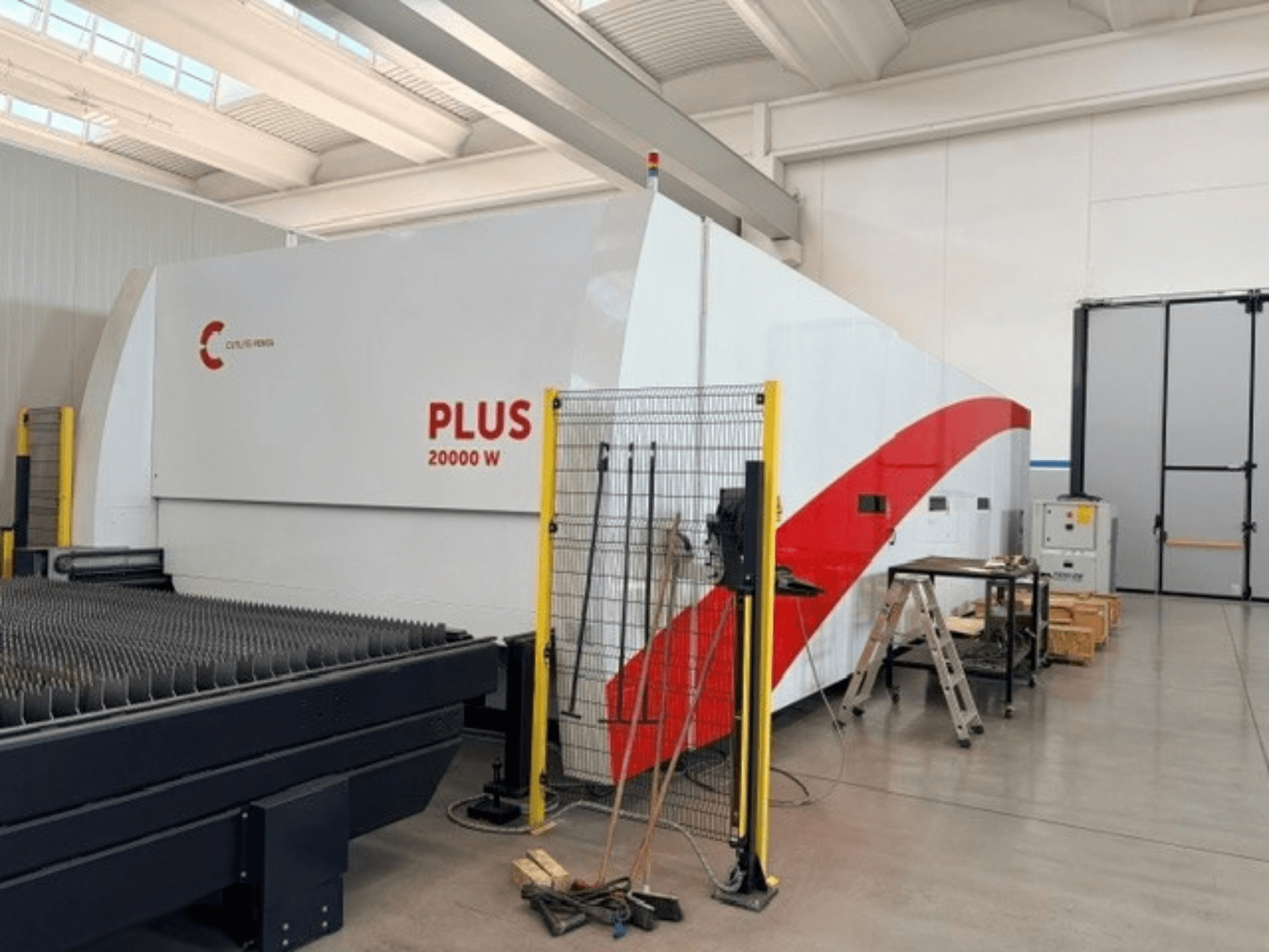 CUTLITE PENTA PLUS LM 9030 fiberlasersnijmachine, zijaanzicht, met een vermogen van 20.000 W, voorzien van een beschermhek en werkruimte.