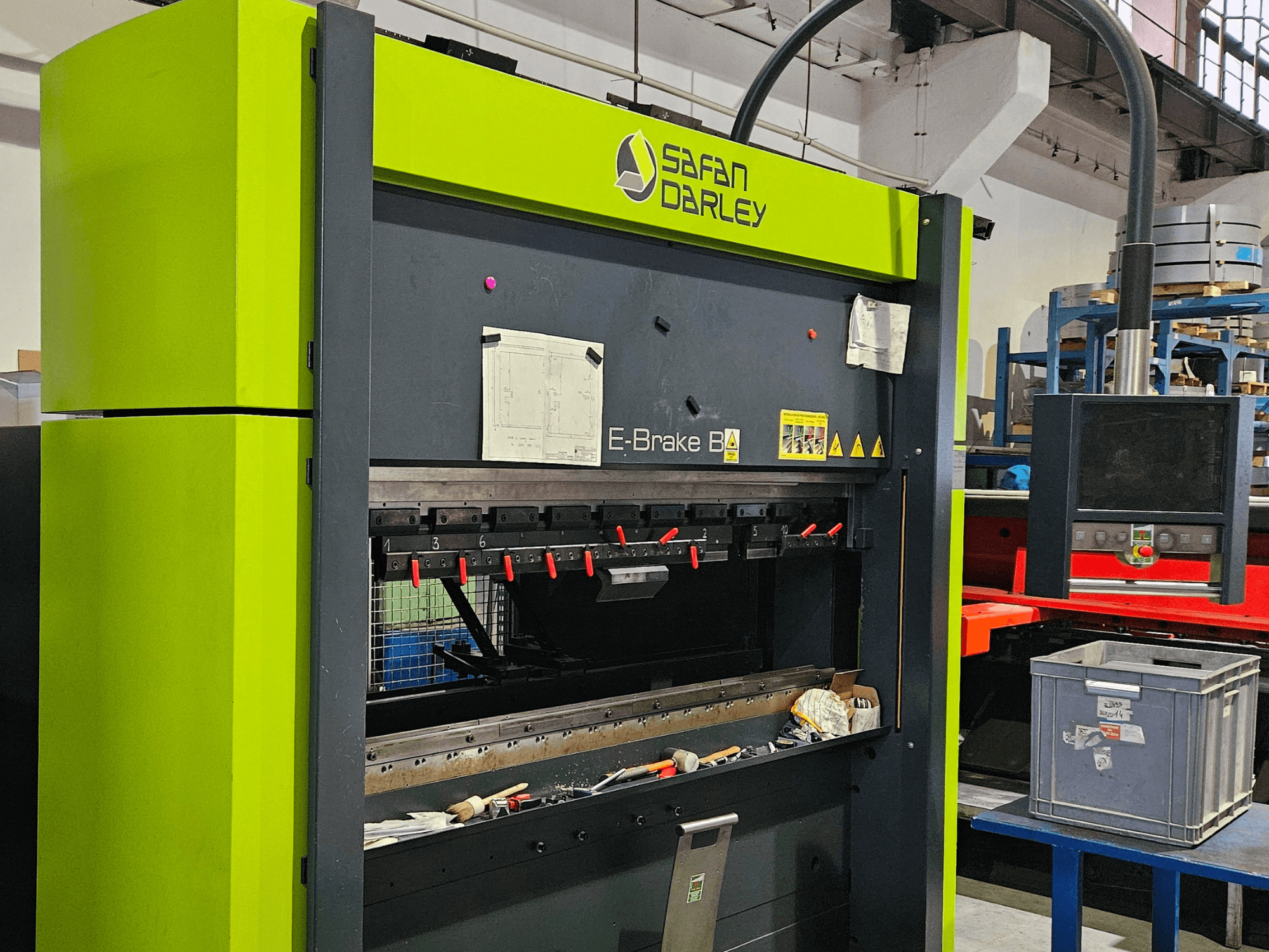 SAFAN E-Brake B 50-2050 kantpers in een werkplaats, met rode klemgereedschappen en bedieningspaneel zichtbaar in vooraanzicht.