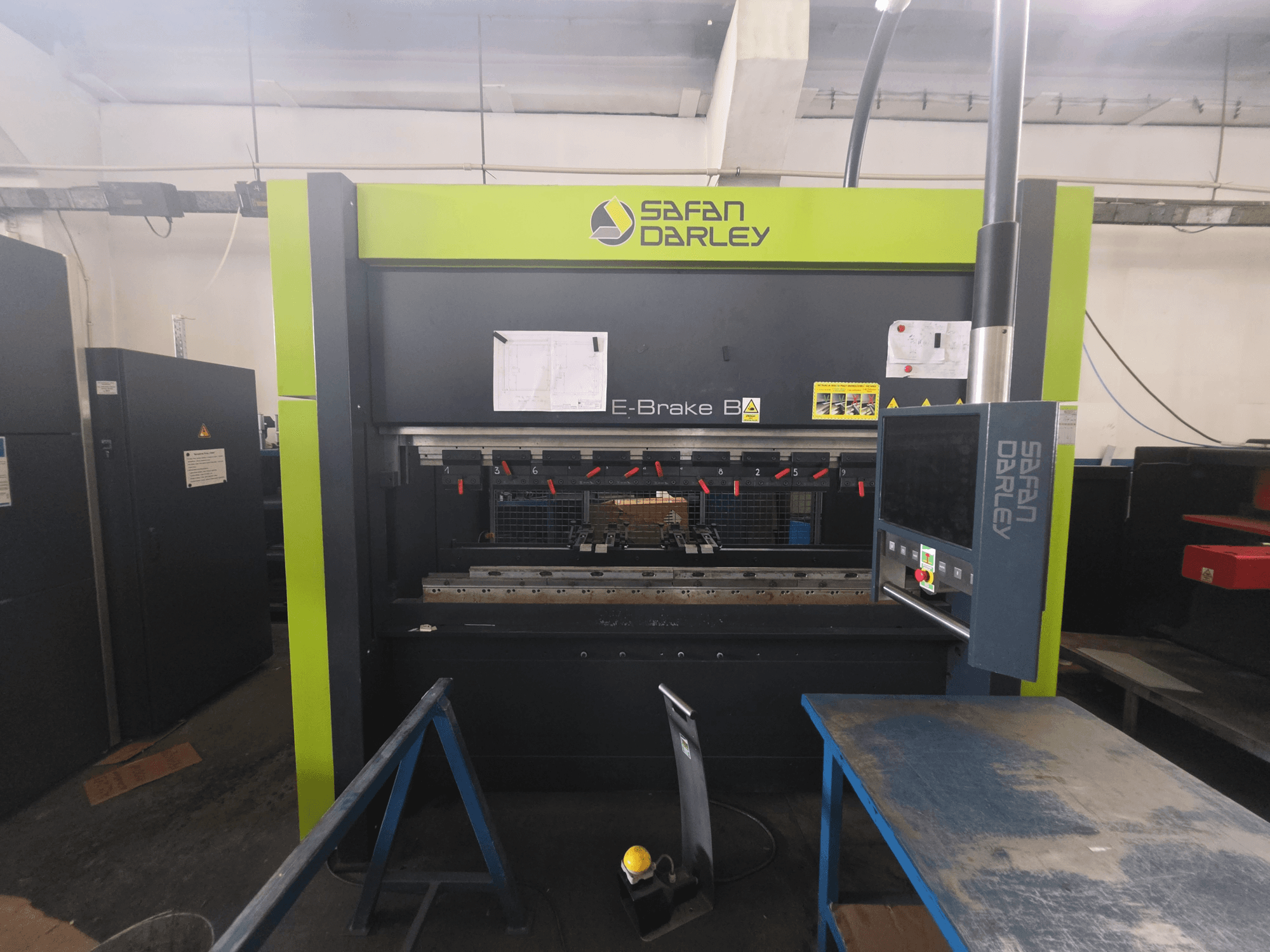 SAFAN E-Brake B 50-2050 kantpers, gezien vanaf de voorkant, met bedieningspaneel, klemmen en de machinegegevens op het display.