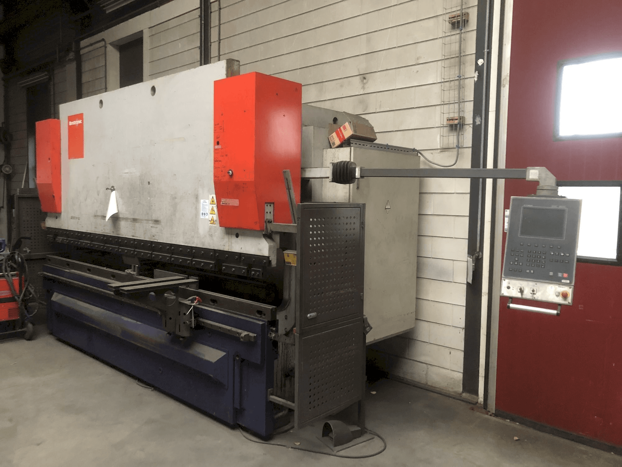 Rechts zijaanzicht van Bystronic EP40-160 machine