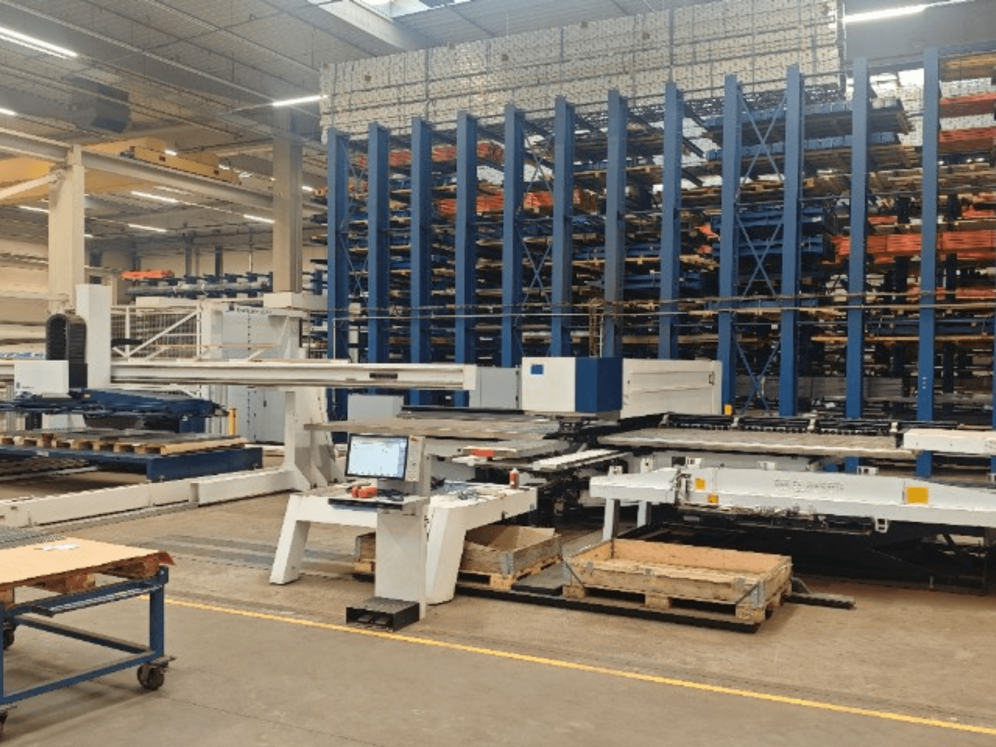 CNC-ponsmachine TRUMPF TruPunch 5000 S12 in een werkplaats, gezien vanaf de voorkant met bedieningspaneel en opslagruimte.