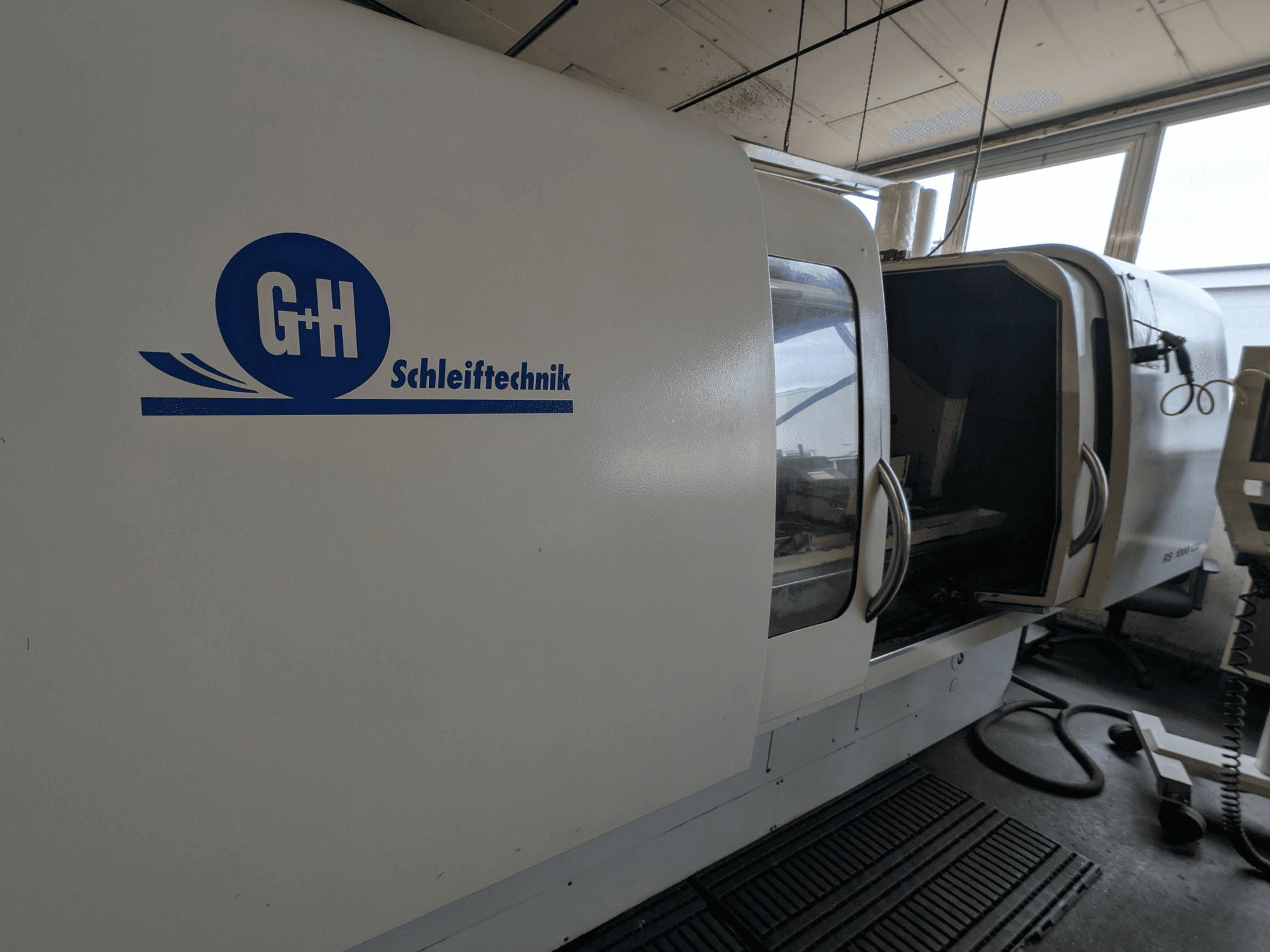 Rondslijpmachine GEIBEL & HOTZ RS 1000 CU, zijaanzicht met bedieningspaneel en geopende toegangsdeur.