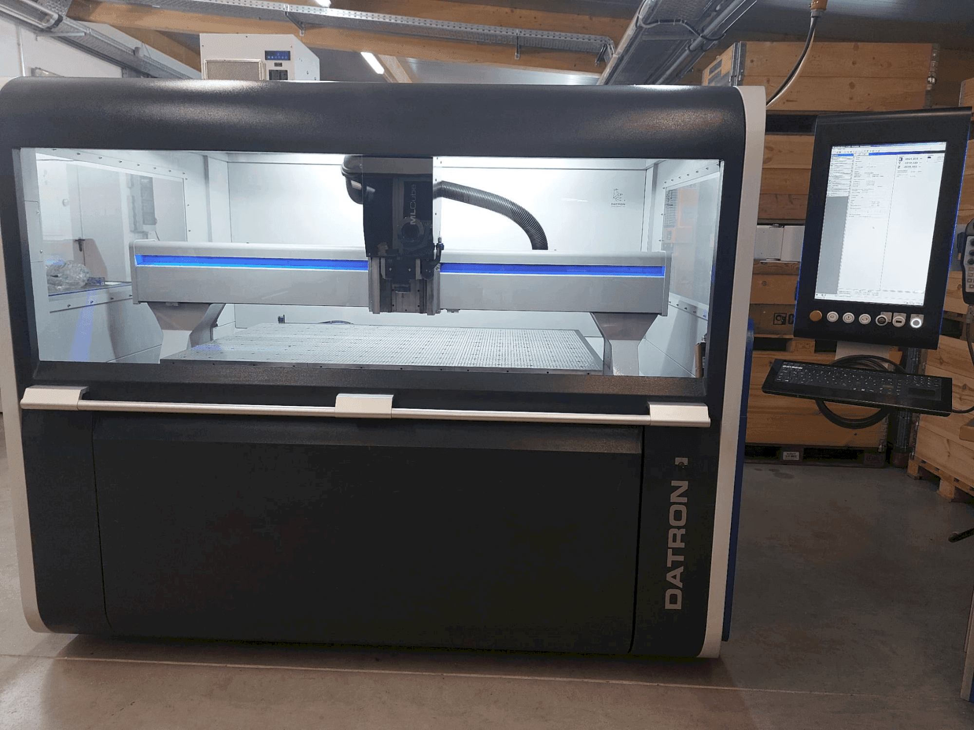 Vooraanzicht van Datron MLCube LS machine