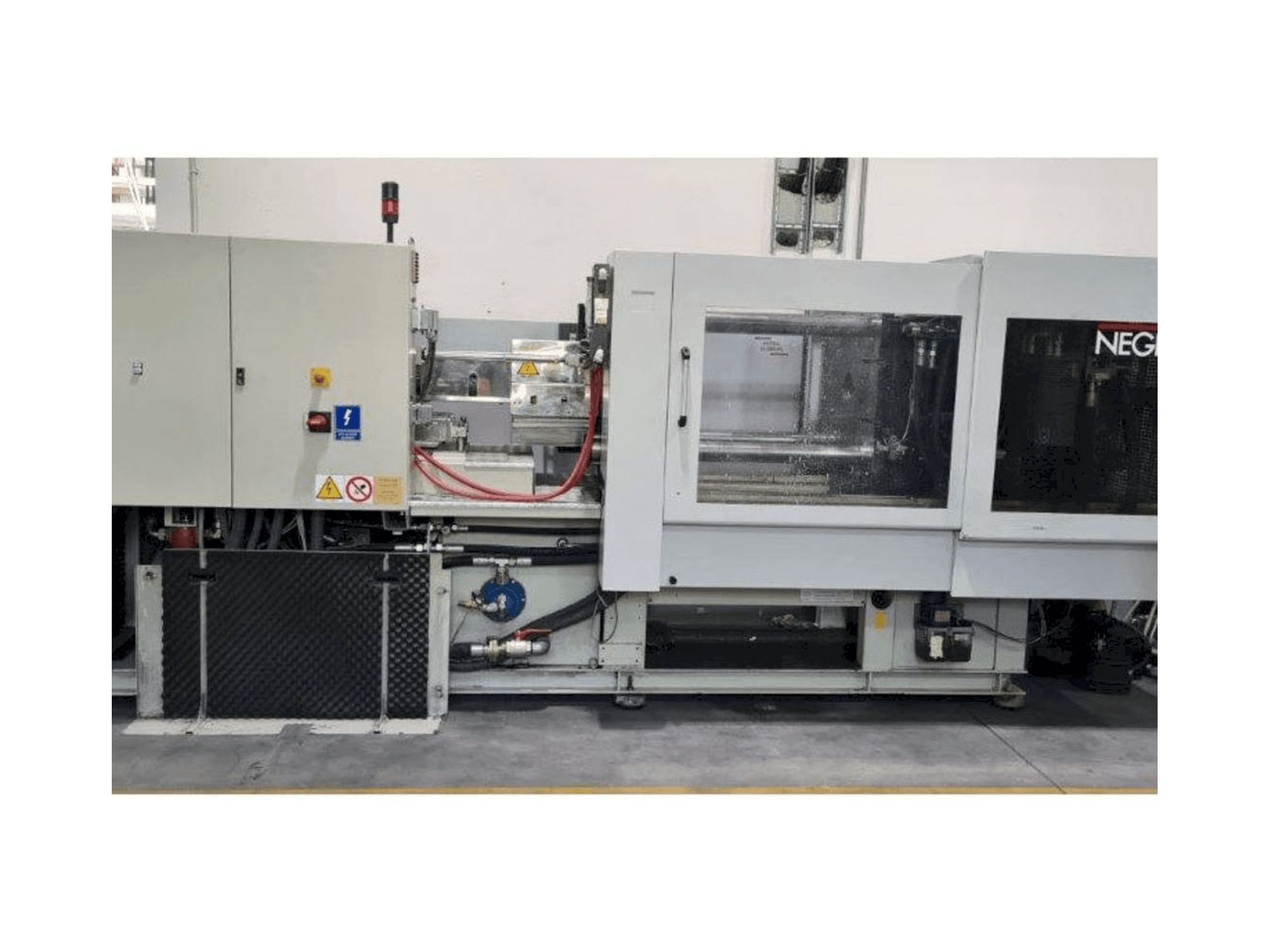 Vooraanzicht van Negri Bossi V210 machine