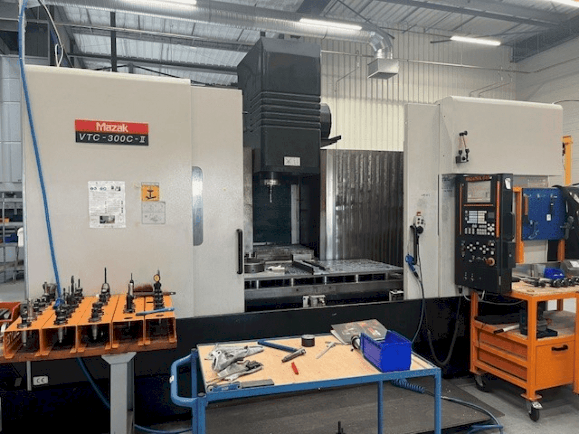 Vooraanzicht van Mazak VTC-300C-II machine