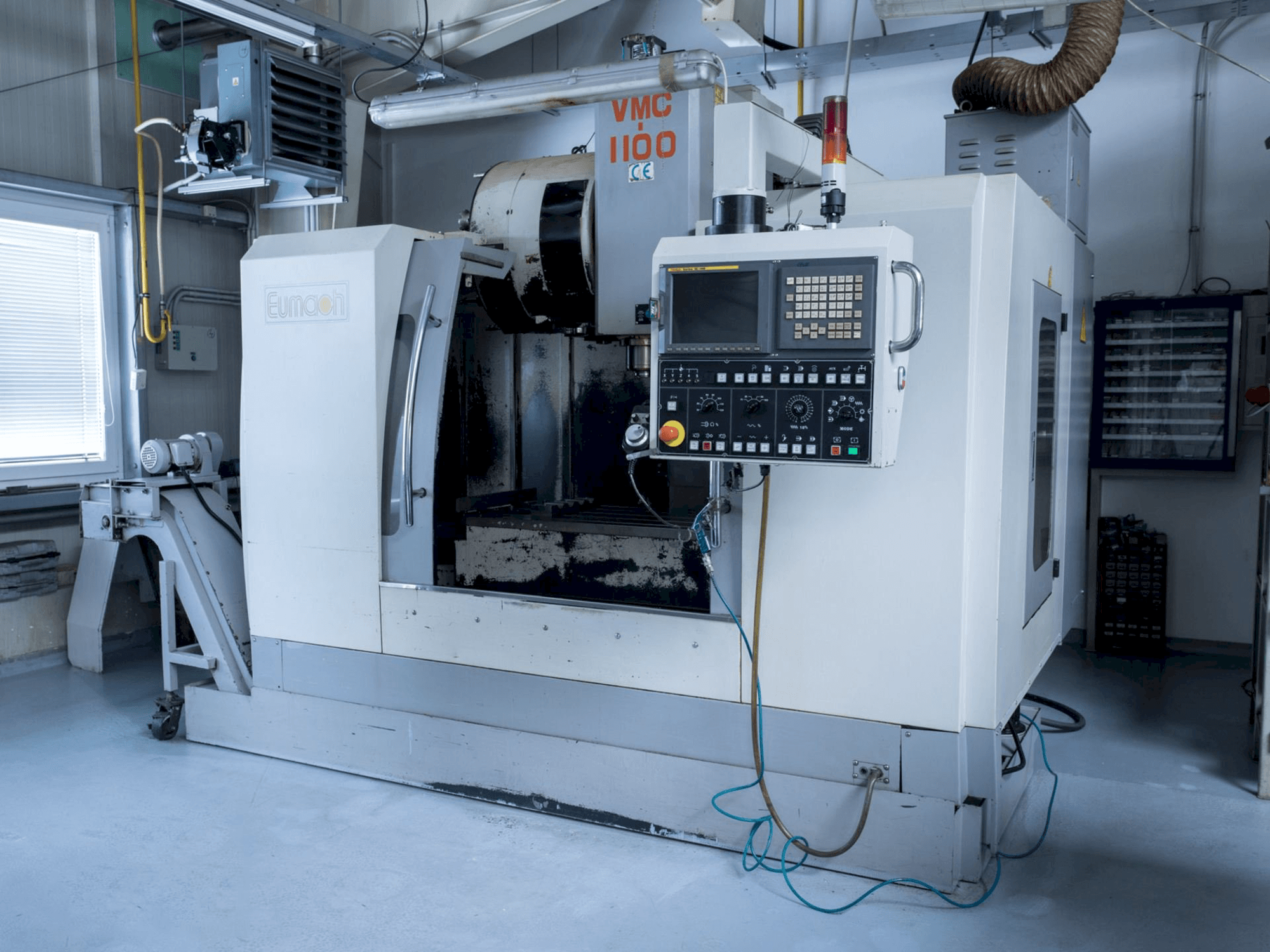 Vooraanzicht van Eumach VMC 1100 machine