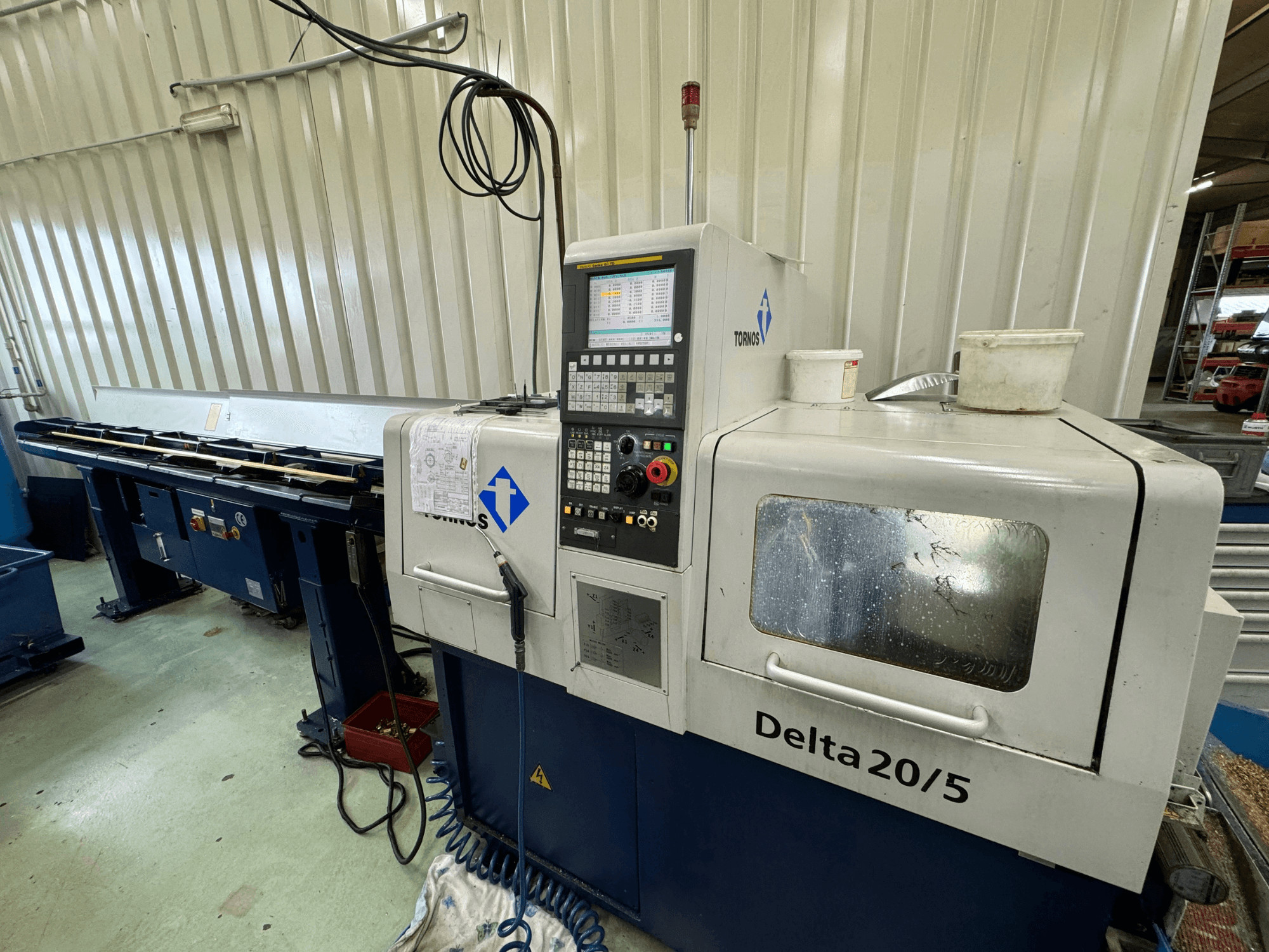 Torino Delta 20/5 CNC machine, vooraanzicht, met bedieningspaneel en werkruimte. Met geëtst glas en zichtbare bedrading.