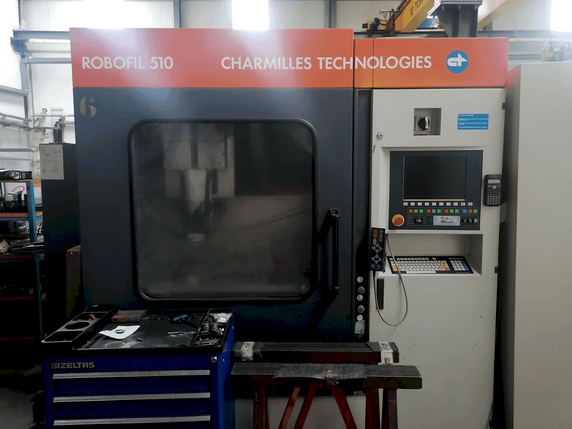 Vooraanzicht van CHARMILLES Robofil 510 machine