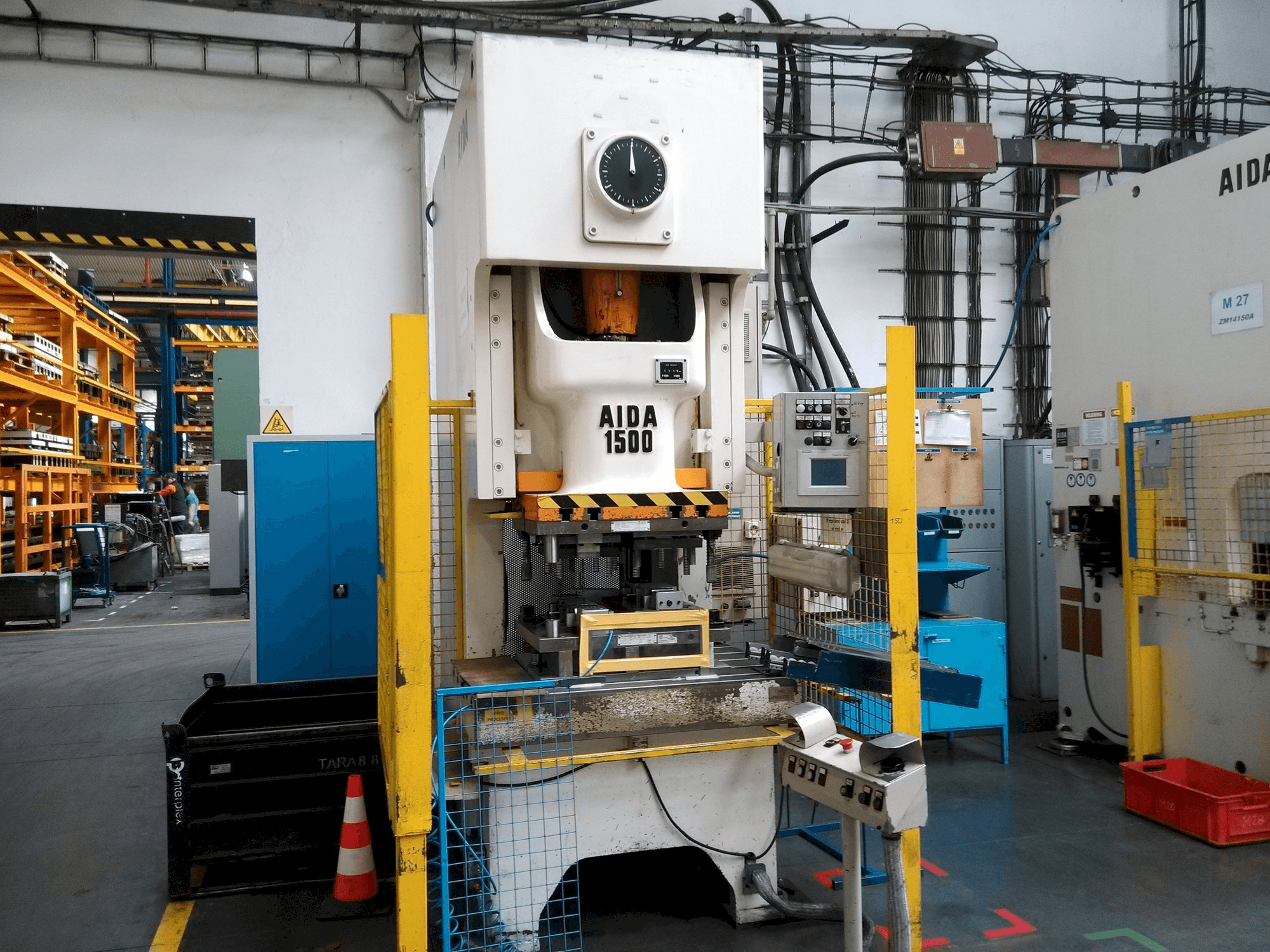 Vooraanzicht van AIDA NC 1-1500 machine