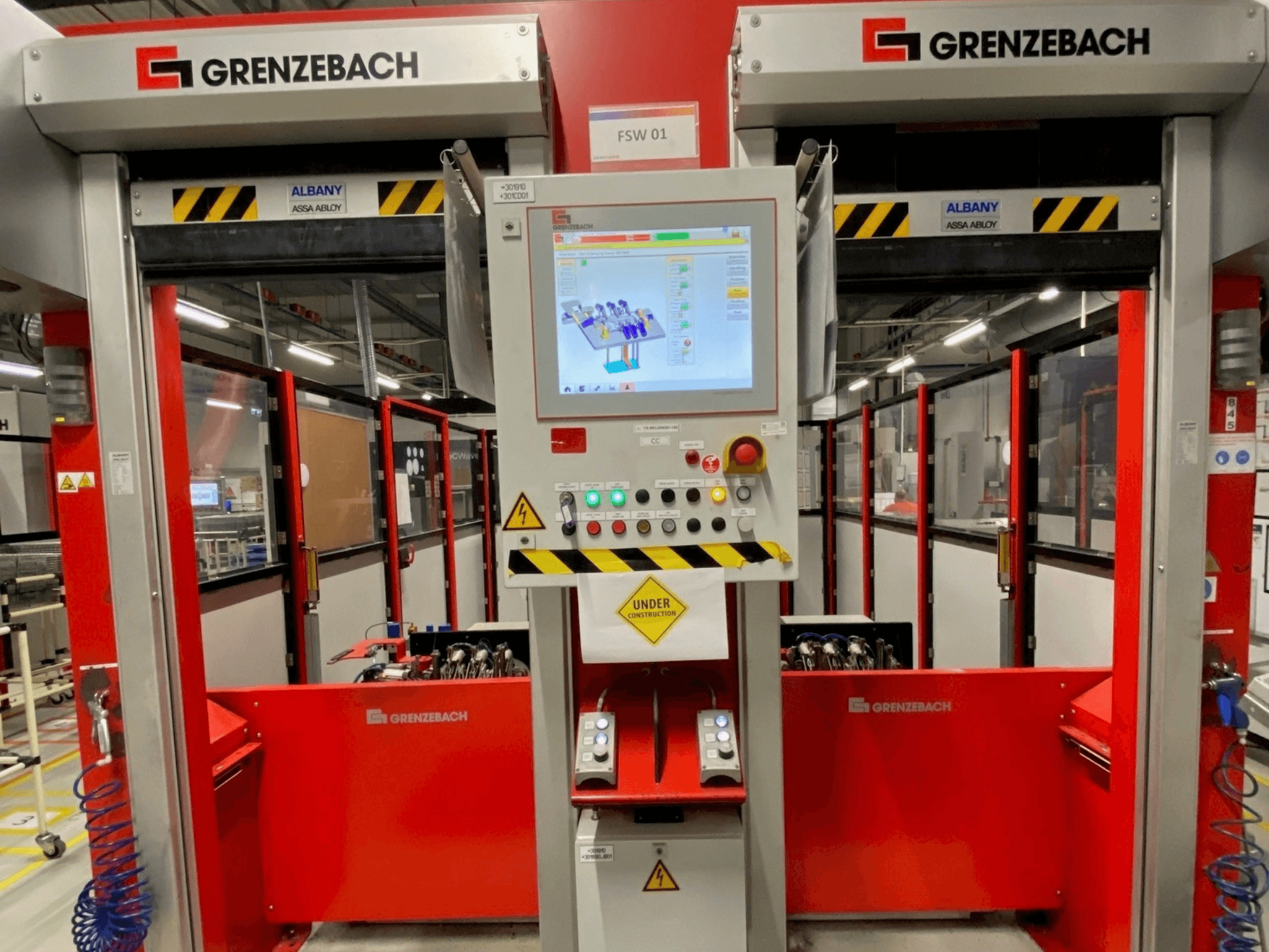 Vooraanzicht van de GRENZEBACH FSW GenRob 01-robotarm, voorzien van een bedieningspaneel met touchscreen en diverse bedieningsknoppen.
