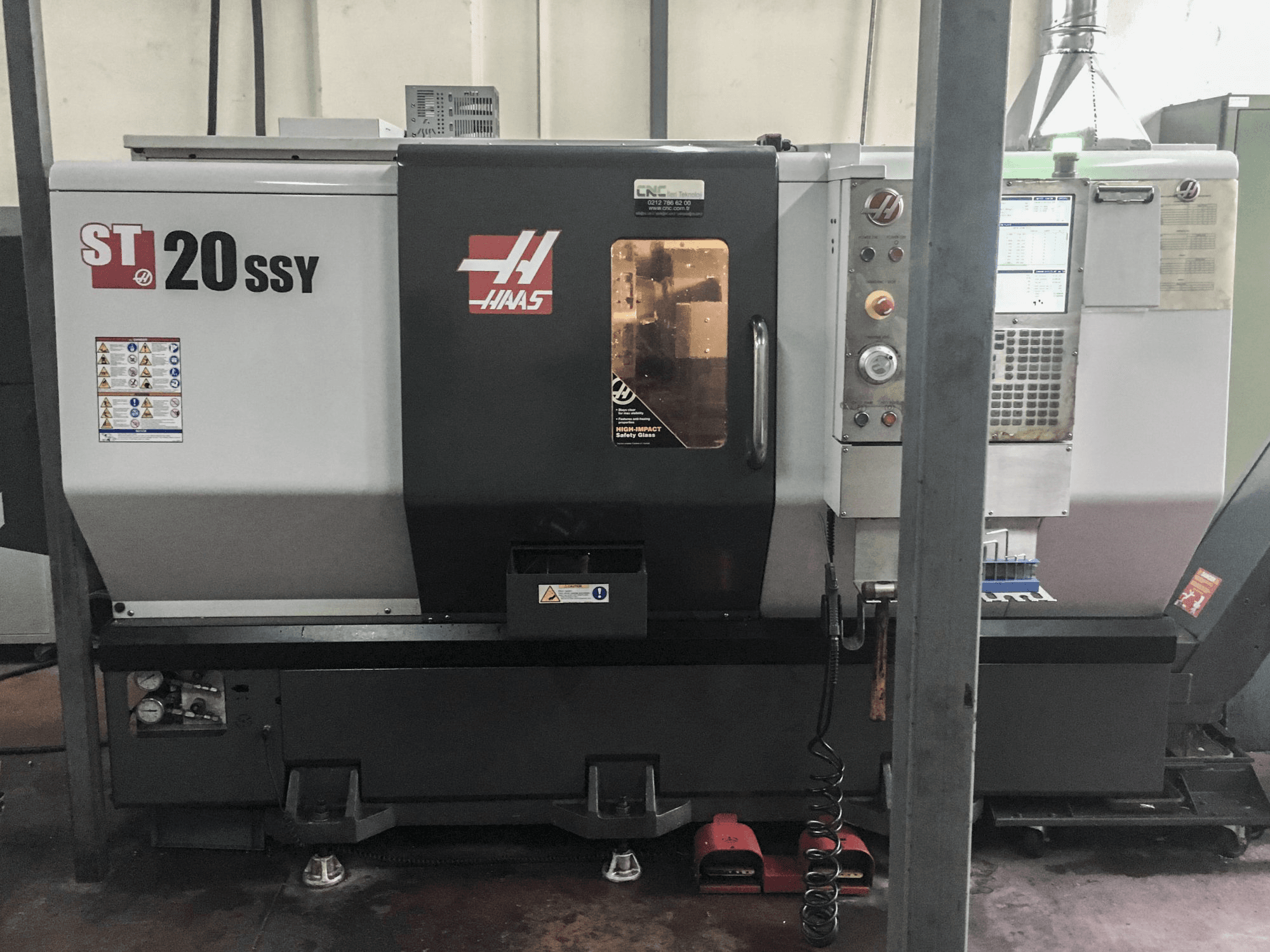 Vooraanzicht van HAAS ST-20SSY machine