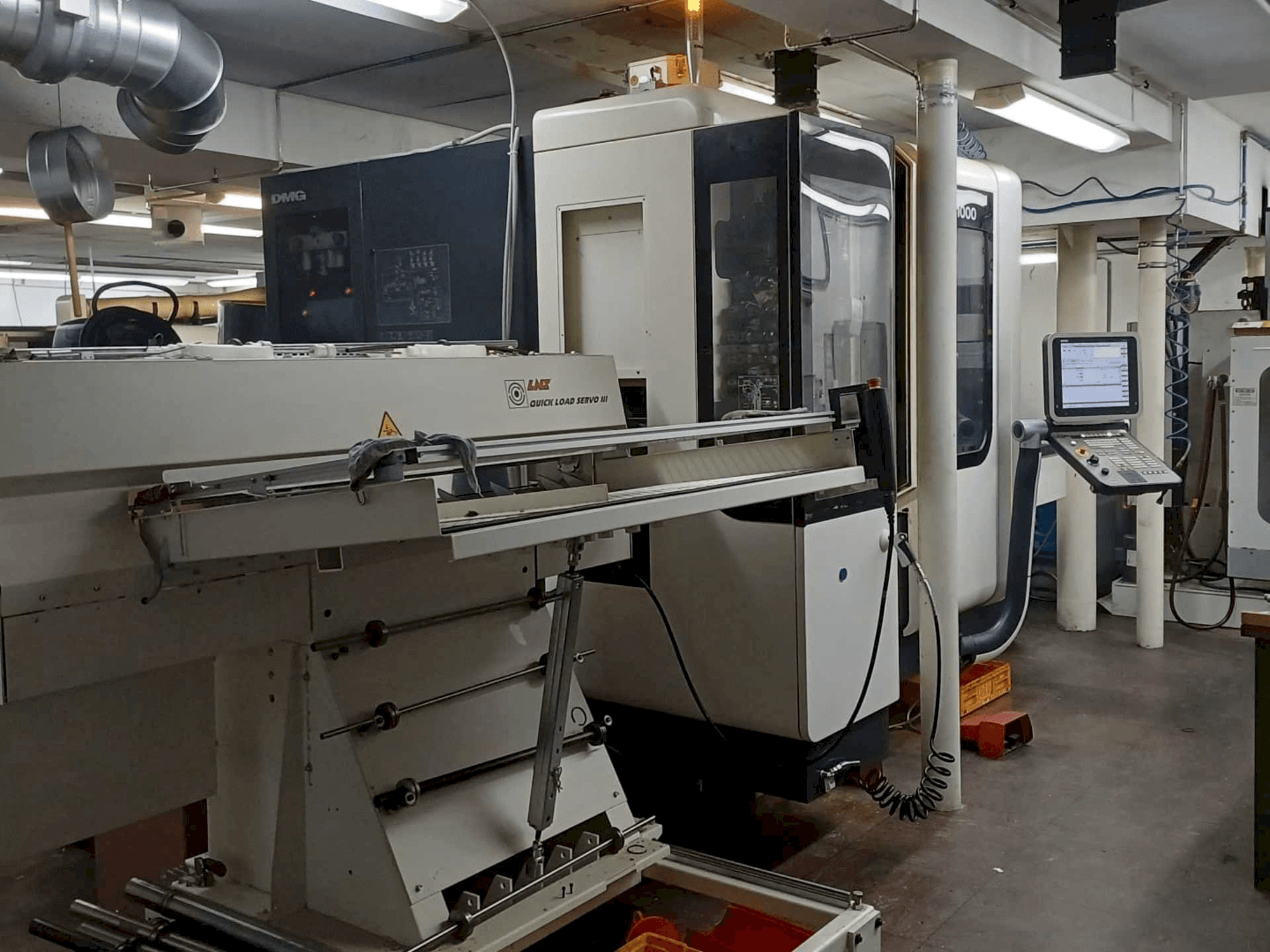 Linkerzijdeaanzicht van DMG NTX1000 machine