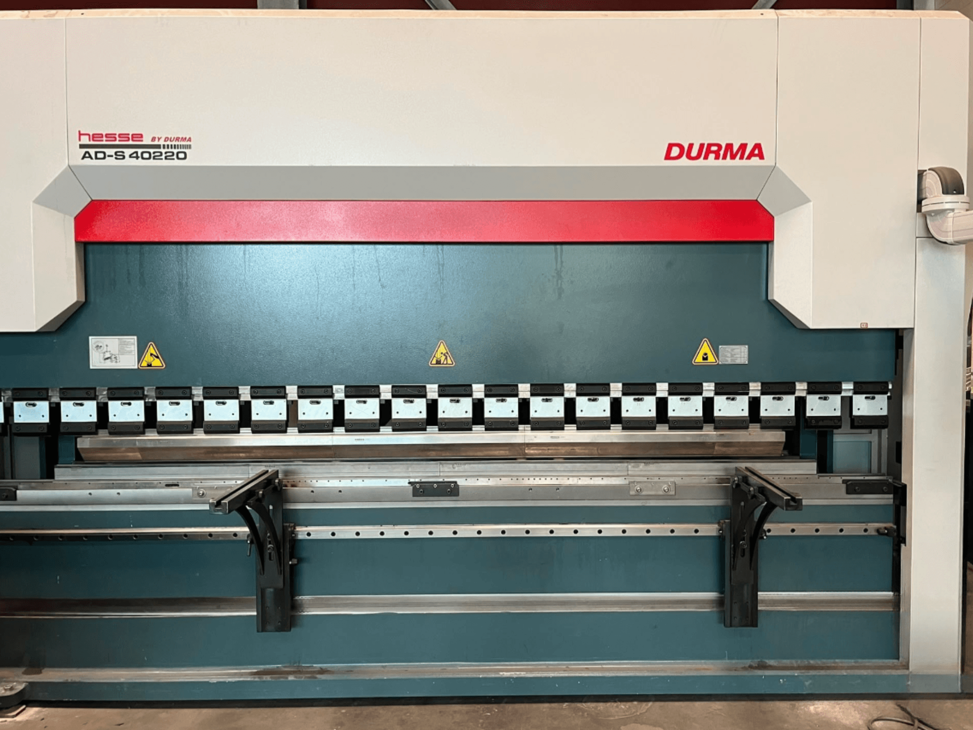 Durma AD-S 40220 kantpers, gezien vanaf de voorkant, met diverse buigmallen en veiligheidsstickers.