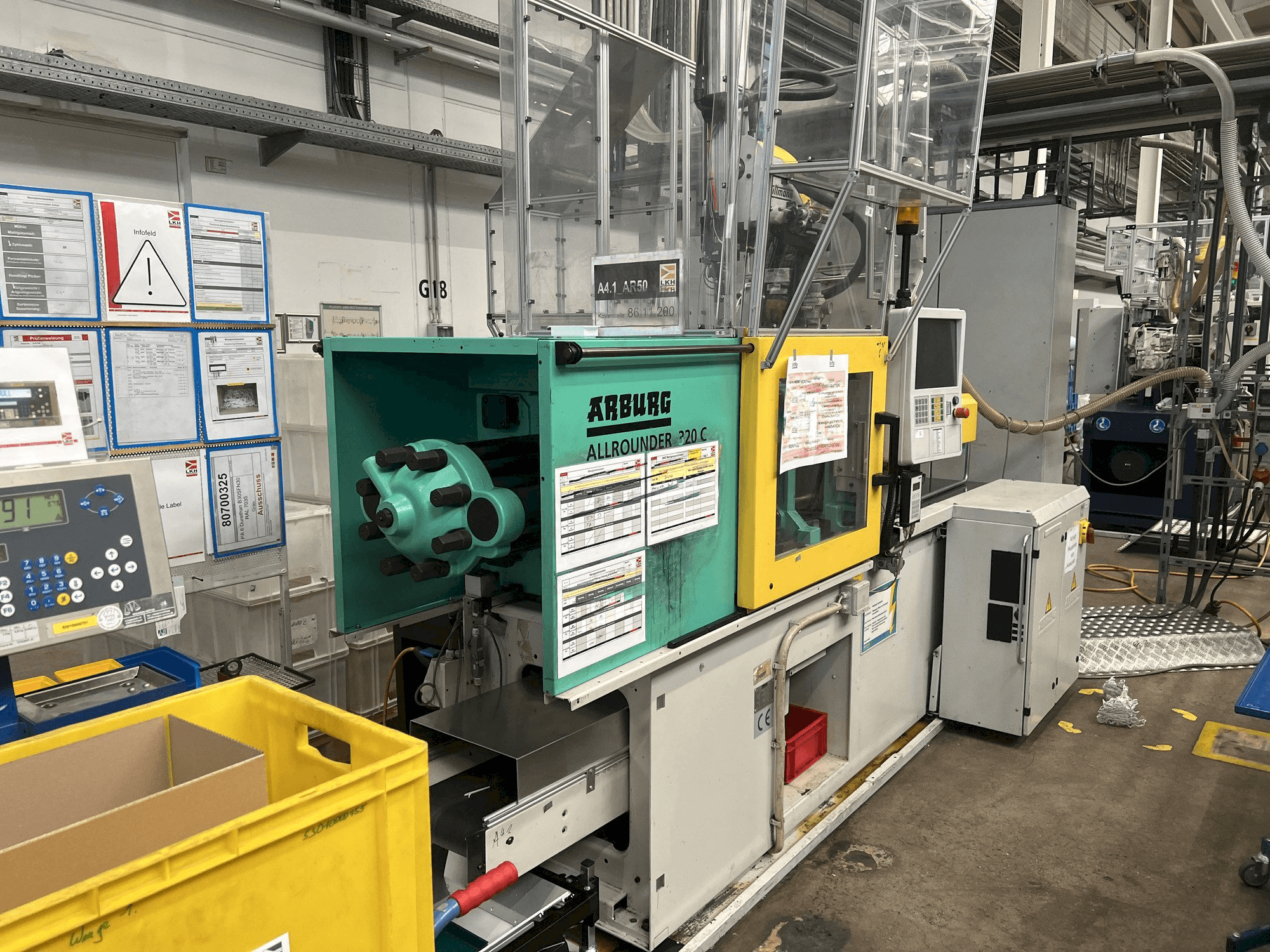 Linkerzijdeaanzicht van Arburg Allrounder 320C 500 - 170 machine