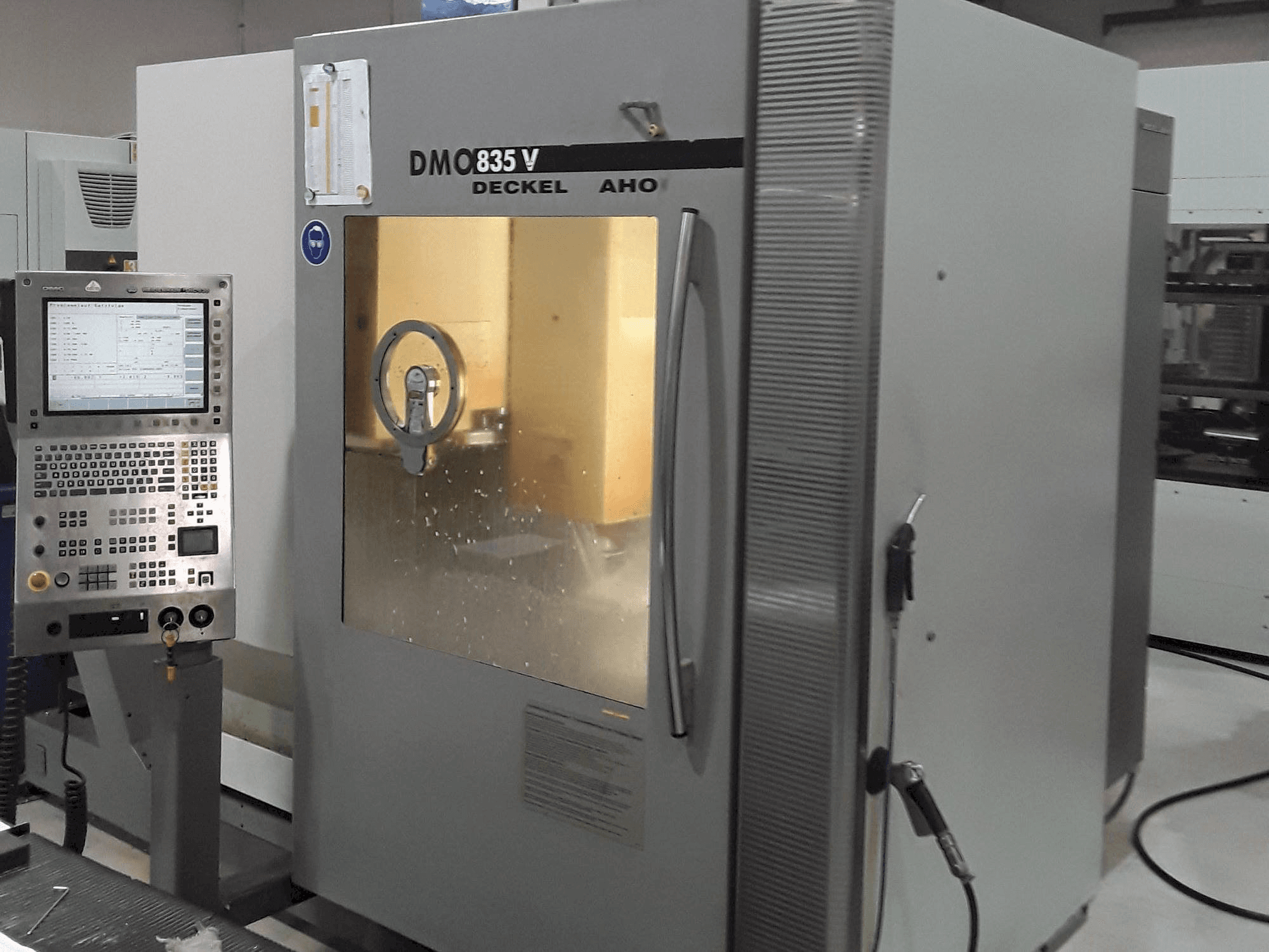 Vooraanzicht van DECKEL MAHO DMC 835 V machine