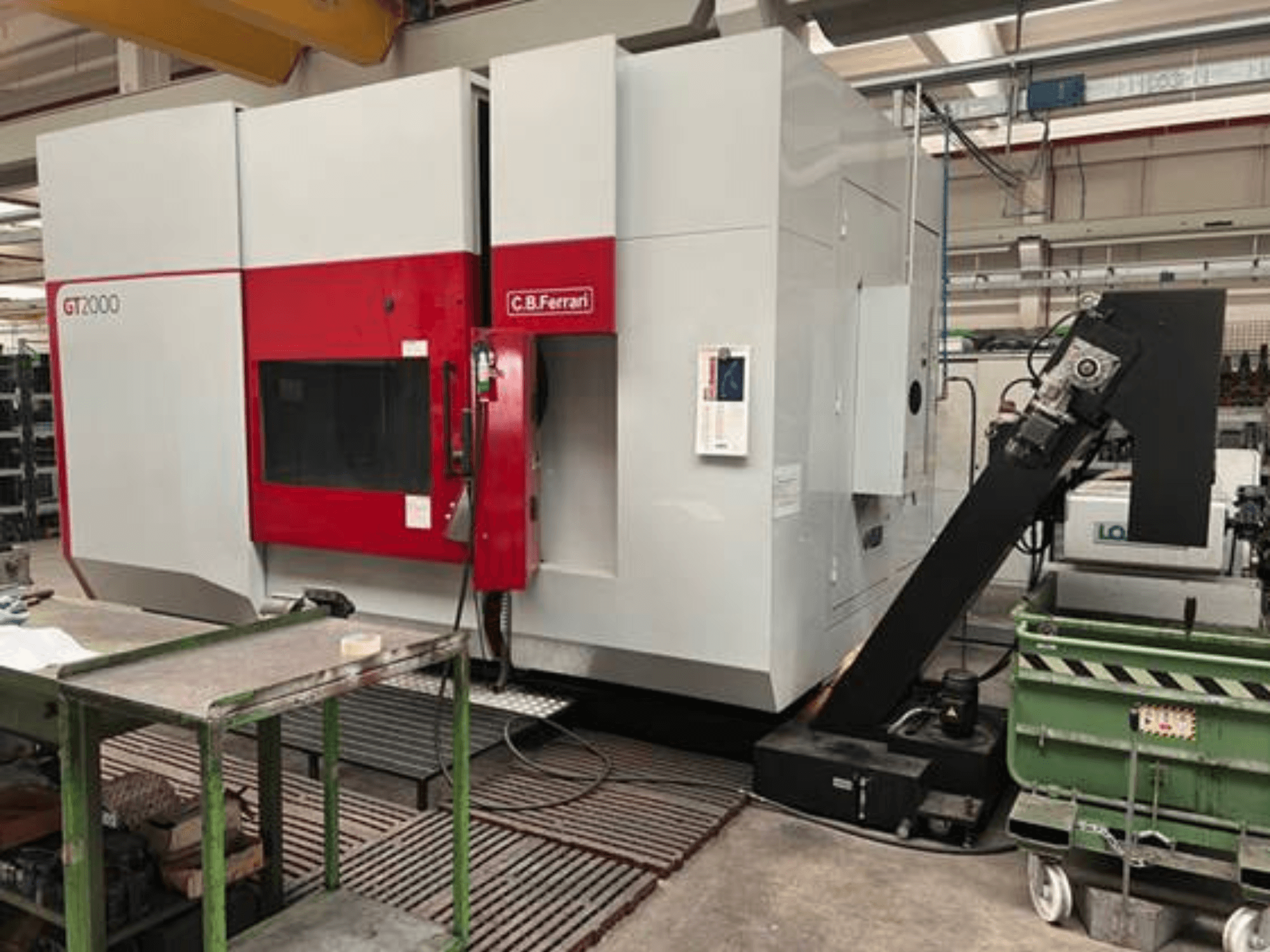 C.B. Ferrari GT2000 freesmachine in vooraanzicht, met robotarm en industriële werkruimte met groene kar.