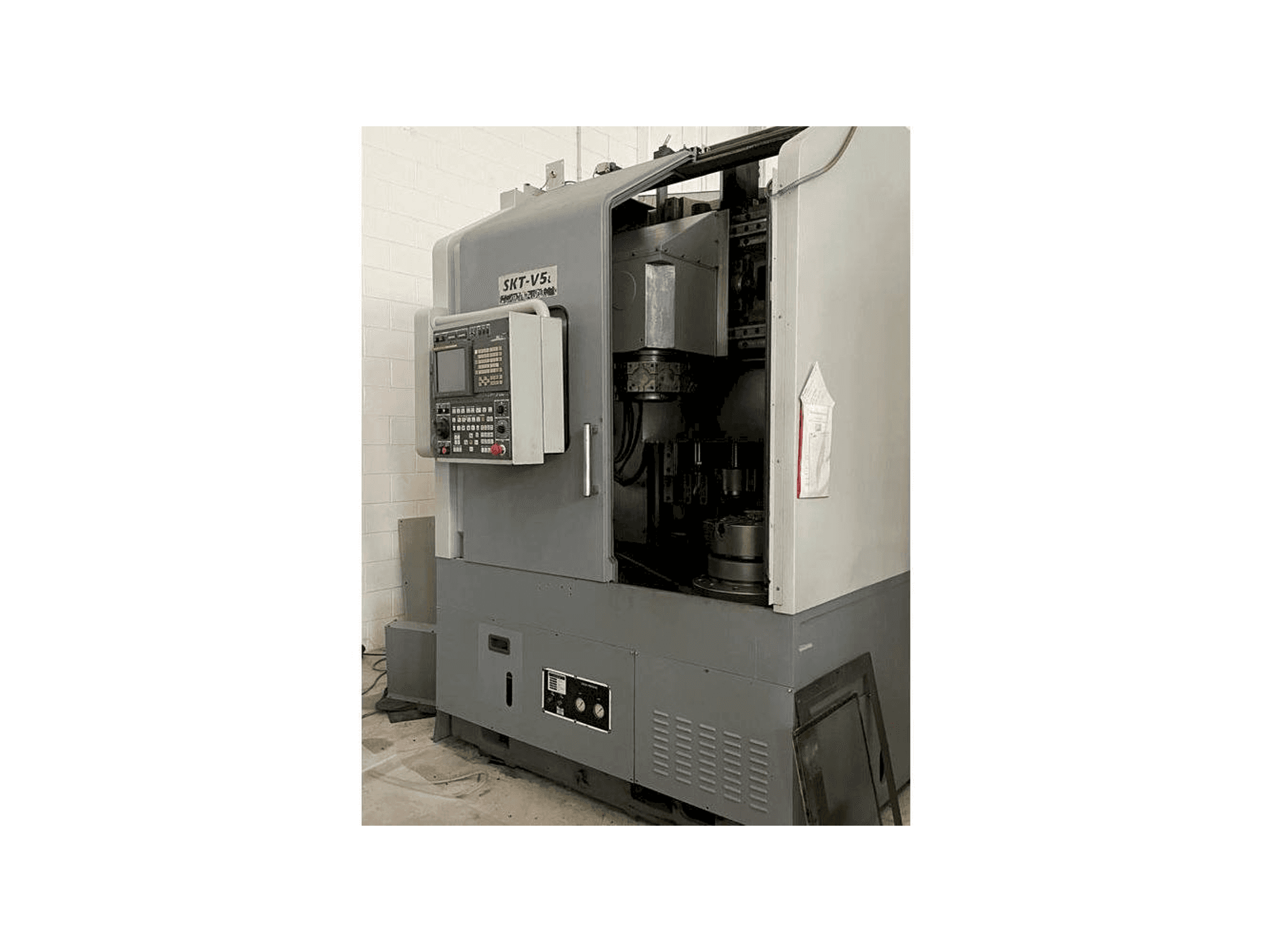 Recht aanzicht van Hyundai SKT V5L machine