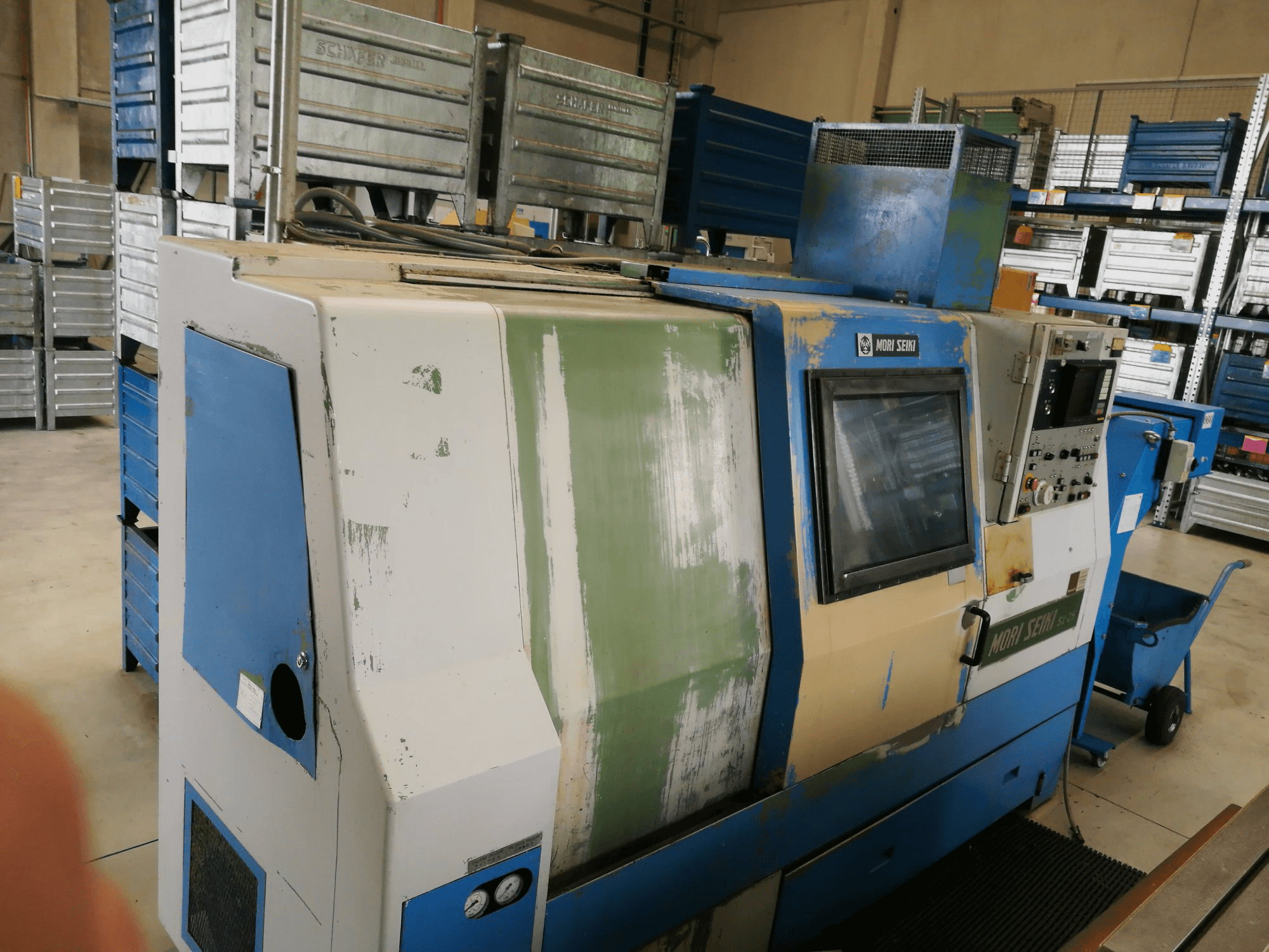 Links zicht van MORI SEIKI SL-25A/500 machine