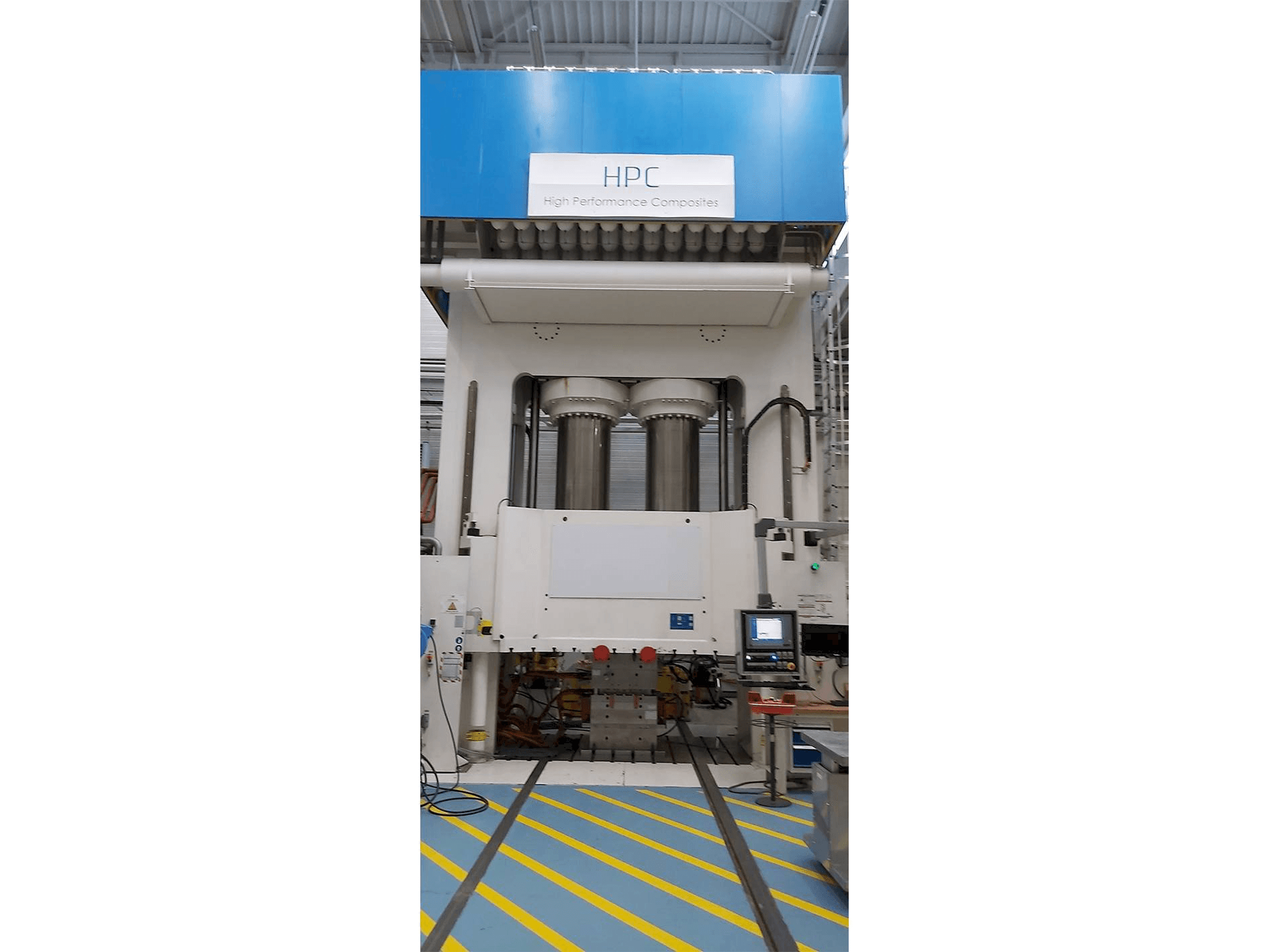 Vooraanzicht van Dieffenbacher 2500 Ton machine