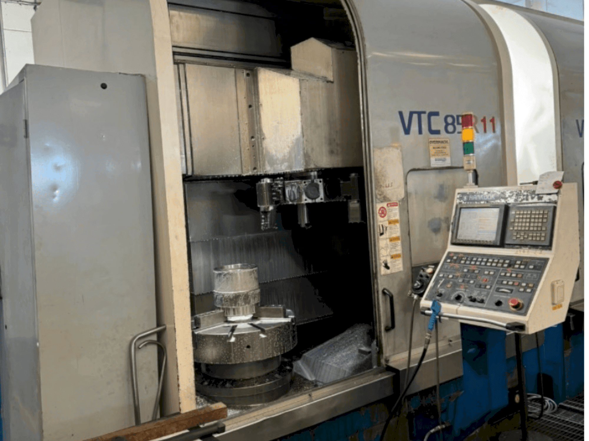 Vooraanzicht van HANKOOK VTC 85 machine