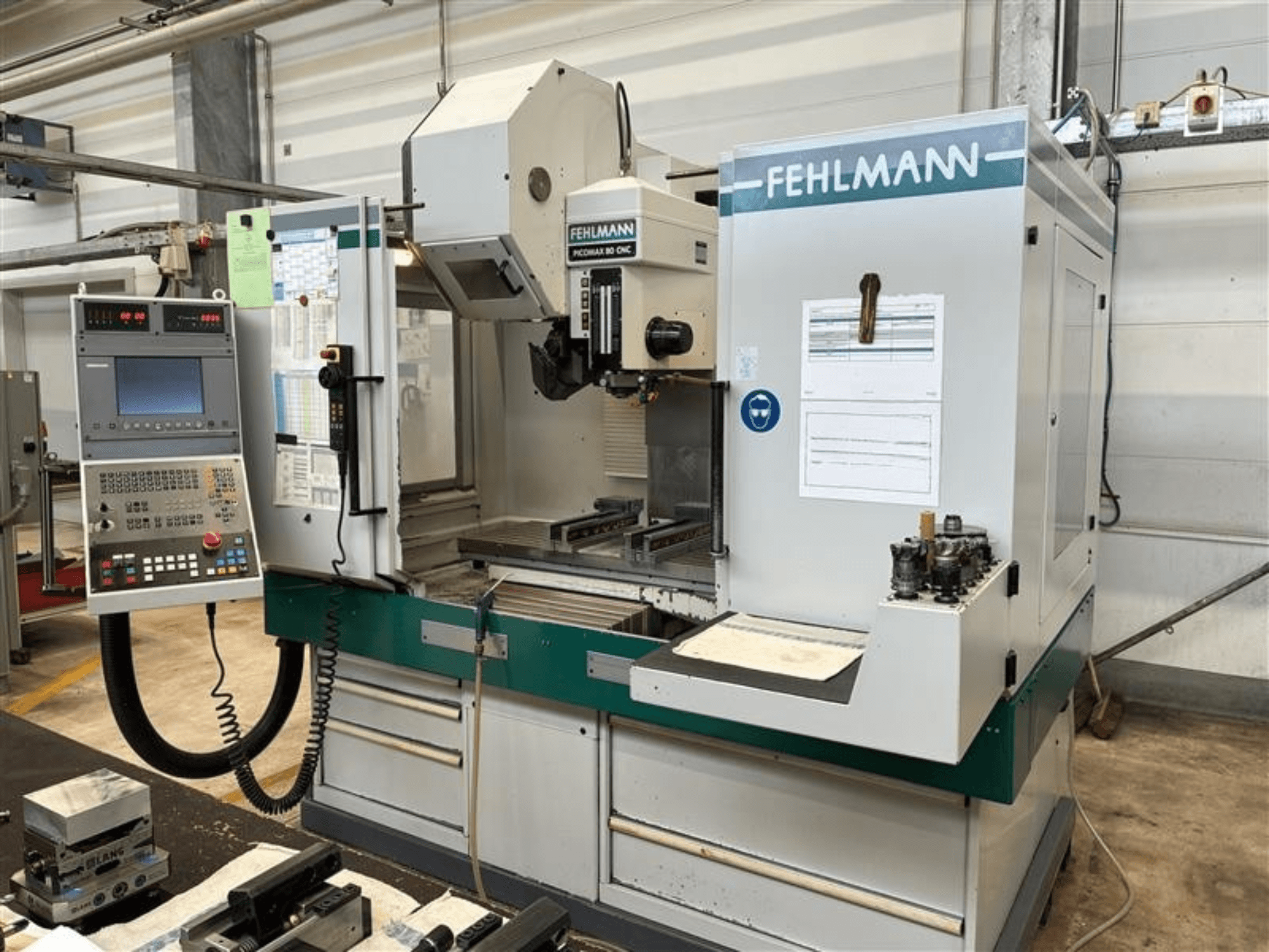 FEHLMANN PICOMAX 80 CNC-W 2/3 verticaal bewerkingscentrum, gezien vanaf de voorkant, met bedieningspaneel en bewerkingsruimte.