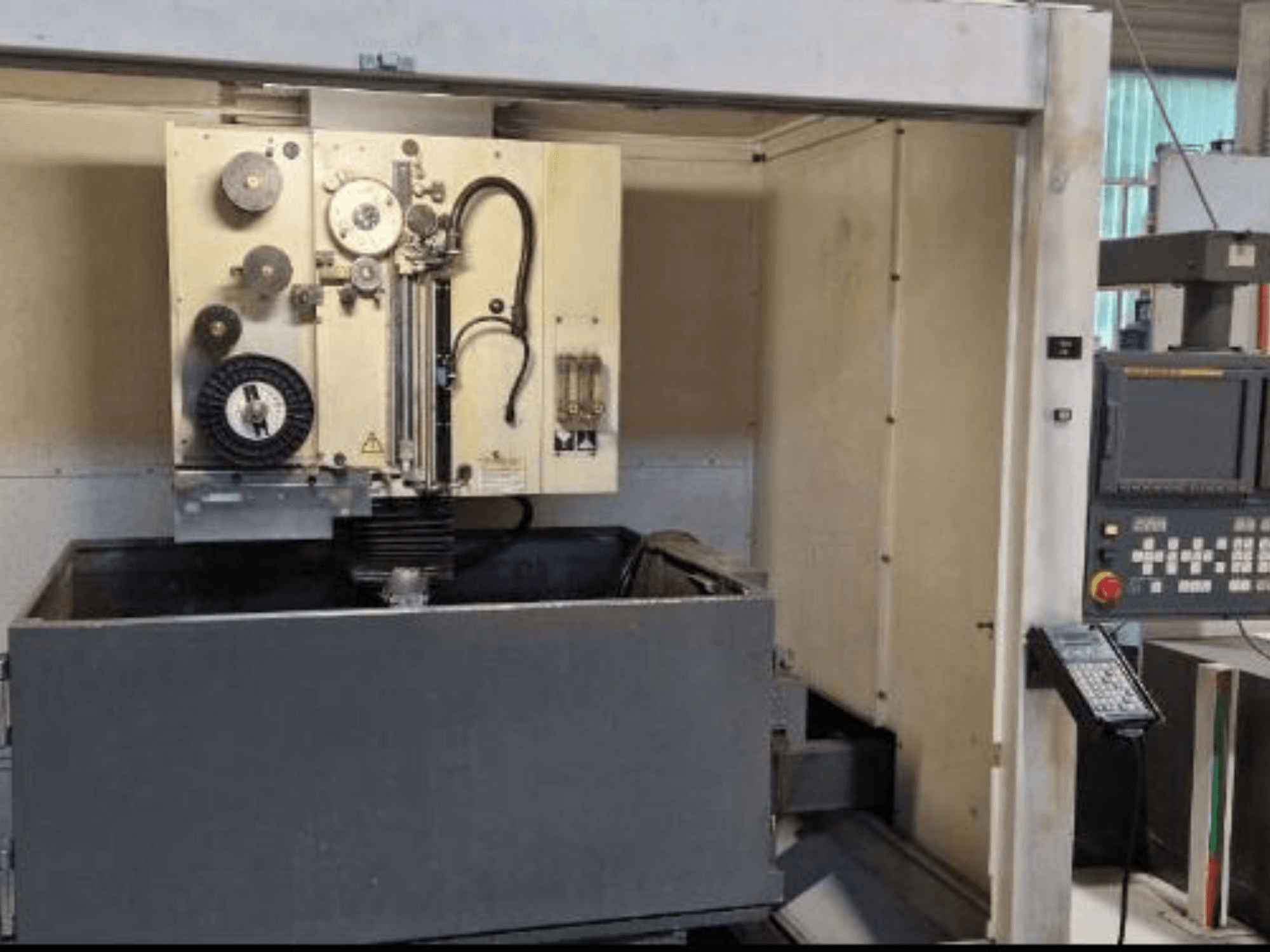FANUC ROBOCUT α-1iA draadvonkmachine, vooraanzicht met bedieningspaneel, werktank en machineonderdelen.