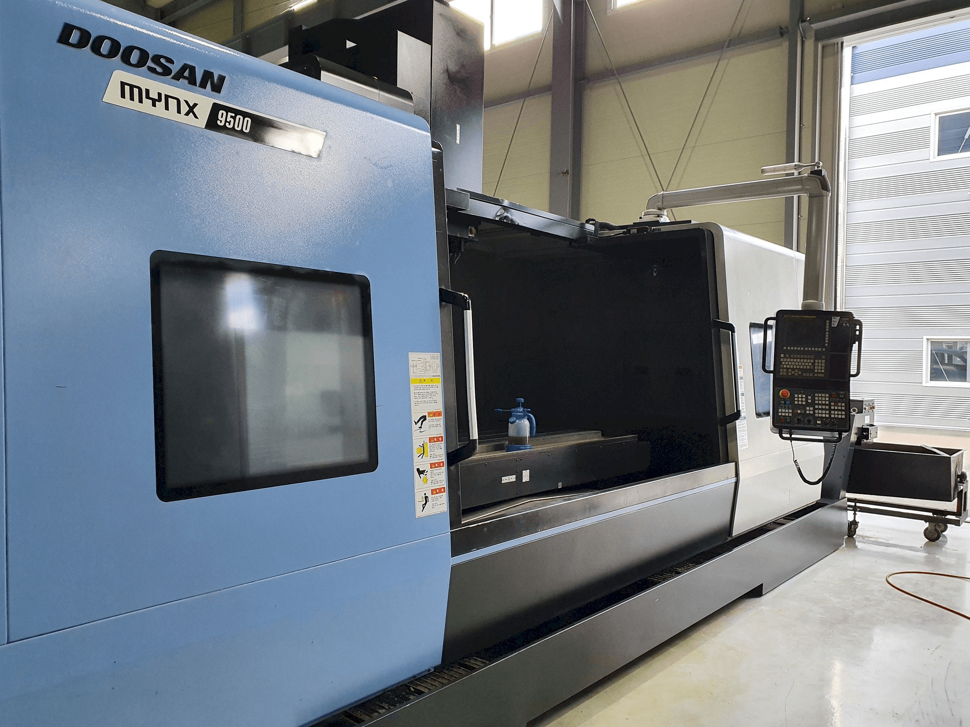 Vooraanzicht van Doosan MYNX 9500 machine