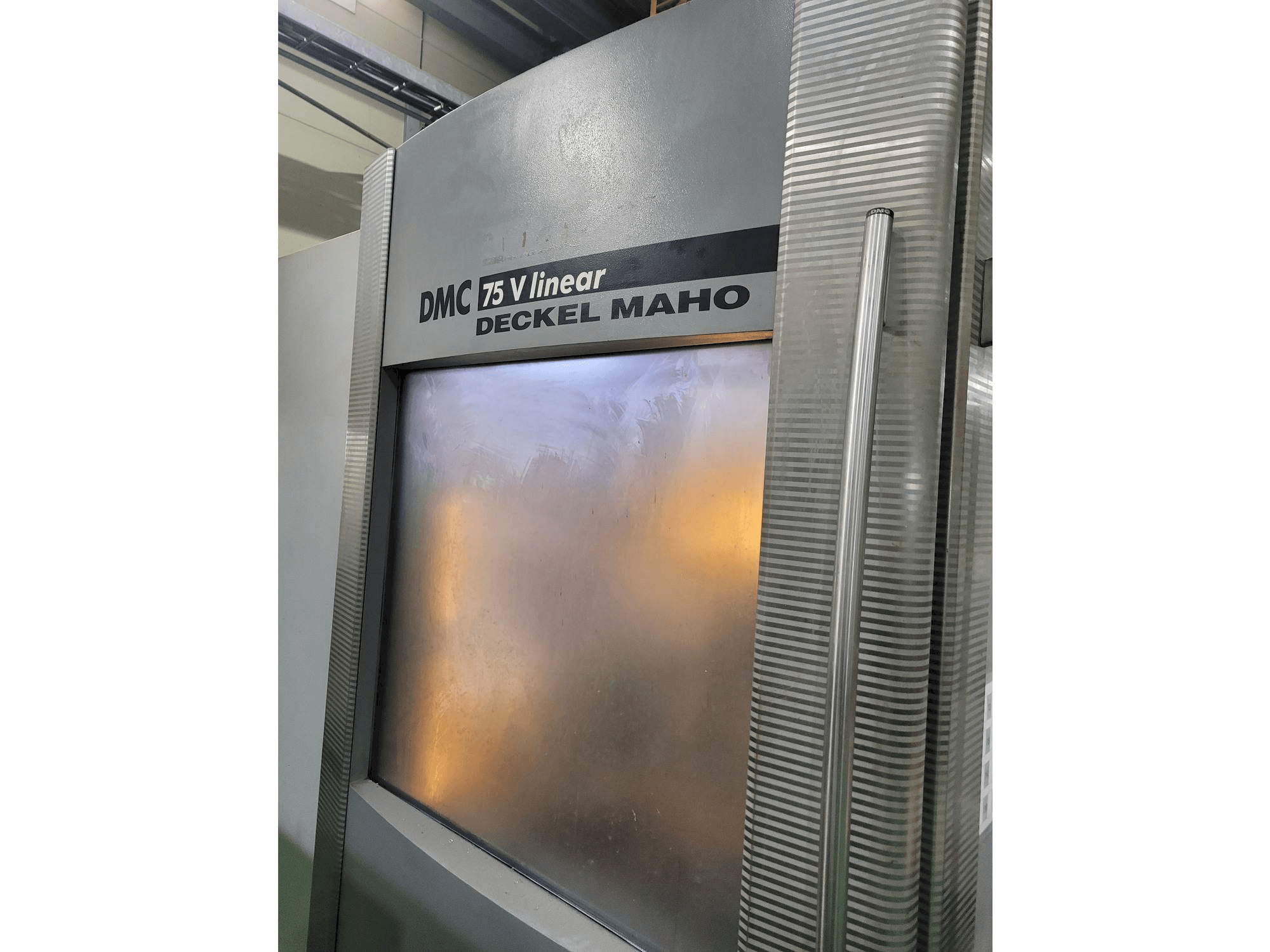 Vooraanzicht van DECKEL MAHO DMC 75 Linear machine