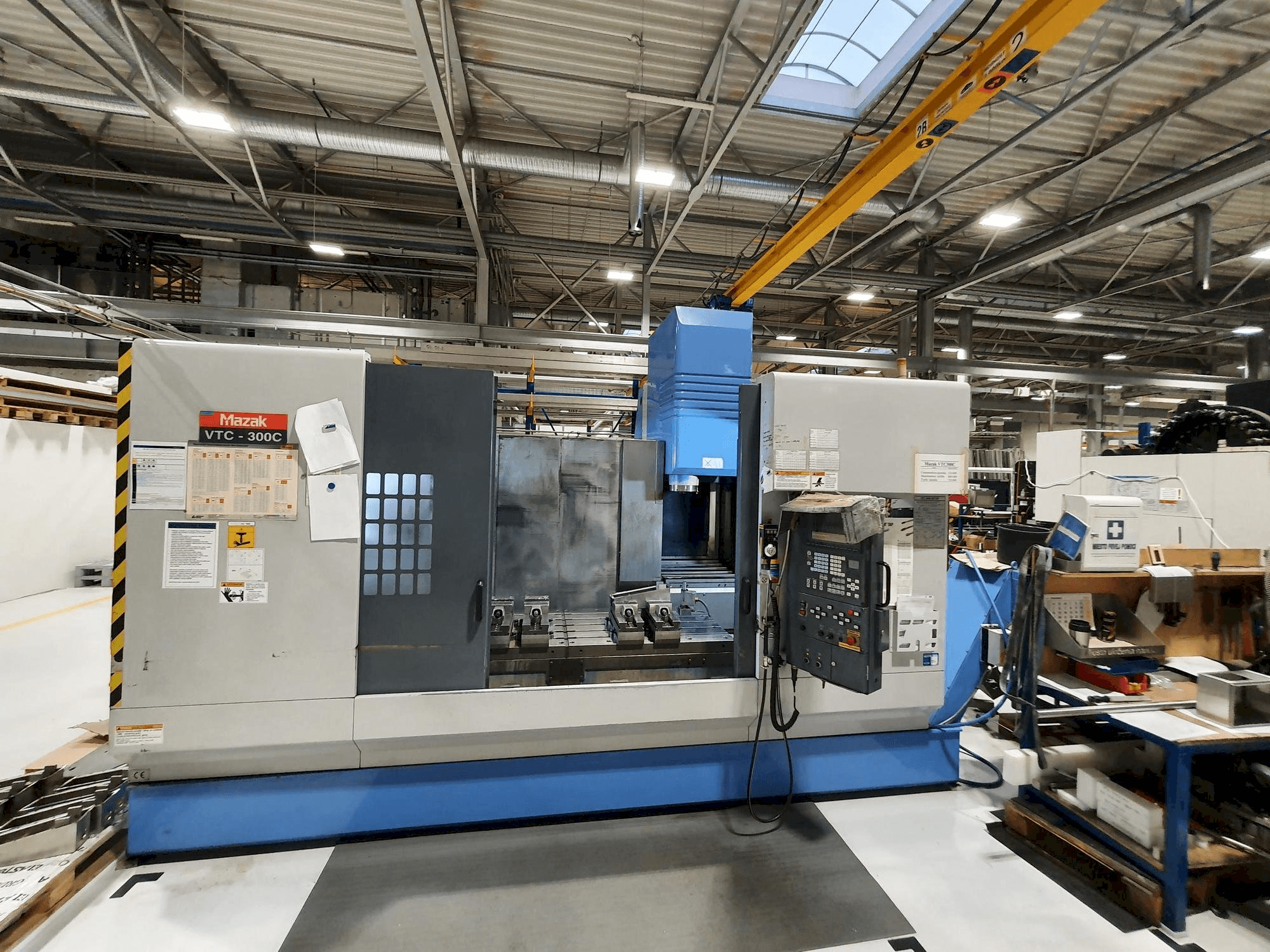 Vooraanzicht van Mazak VTC-300C machine