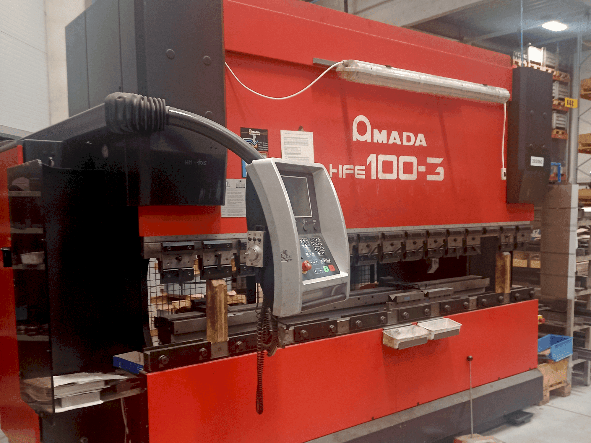Vooraanzicht van AMADA HFE 100-3 machine