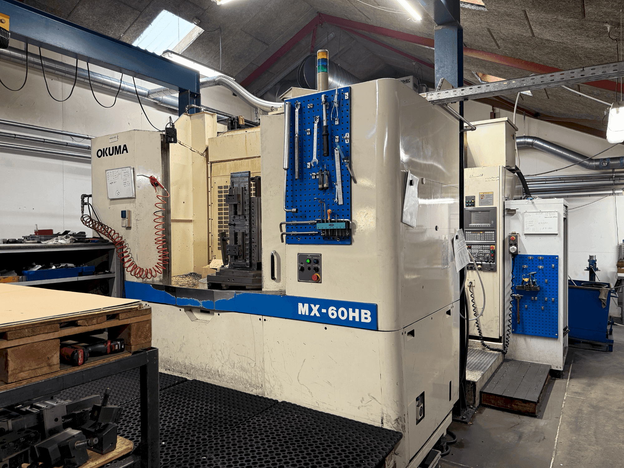 Vooraanzicht van Okuma MX-60HB machine