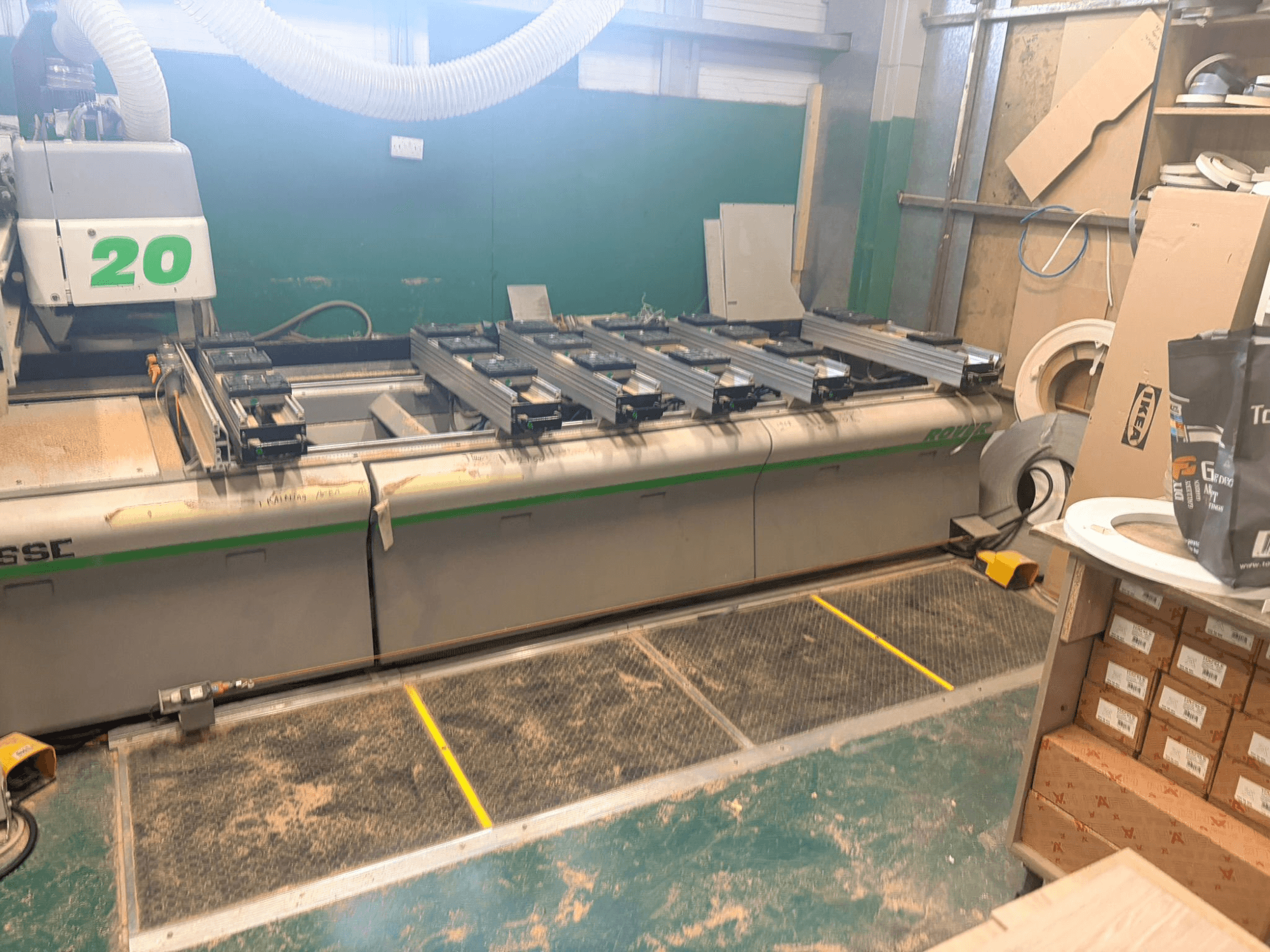 CNC houtbewerkingscentrum BIESSE ROVER 20, vooraanzicht, met railsysteem, bedieningselementen en zaagsel zichtbaar op het oppervlak.
