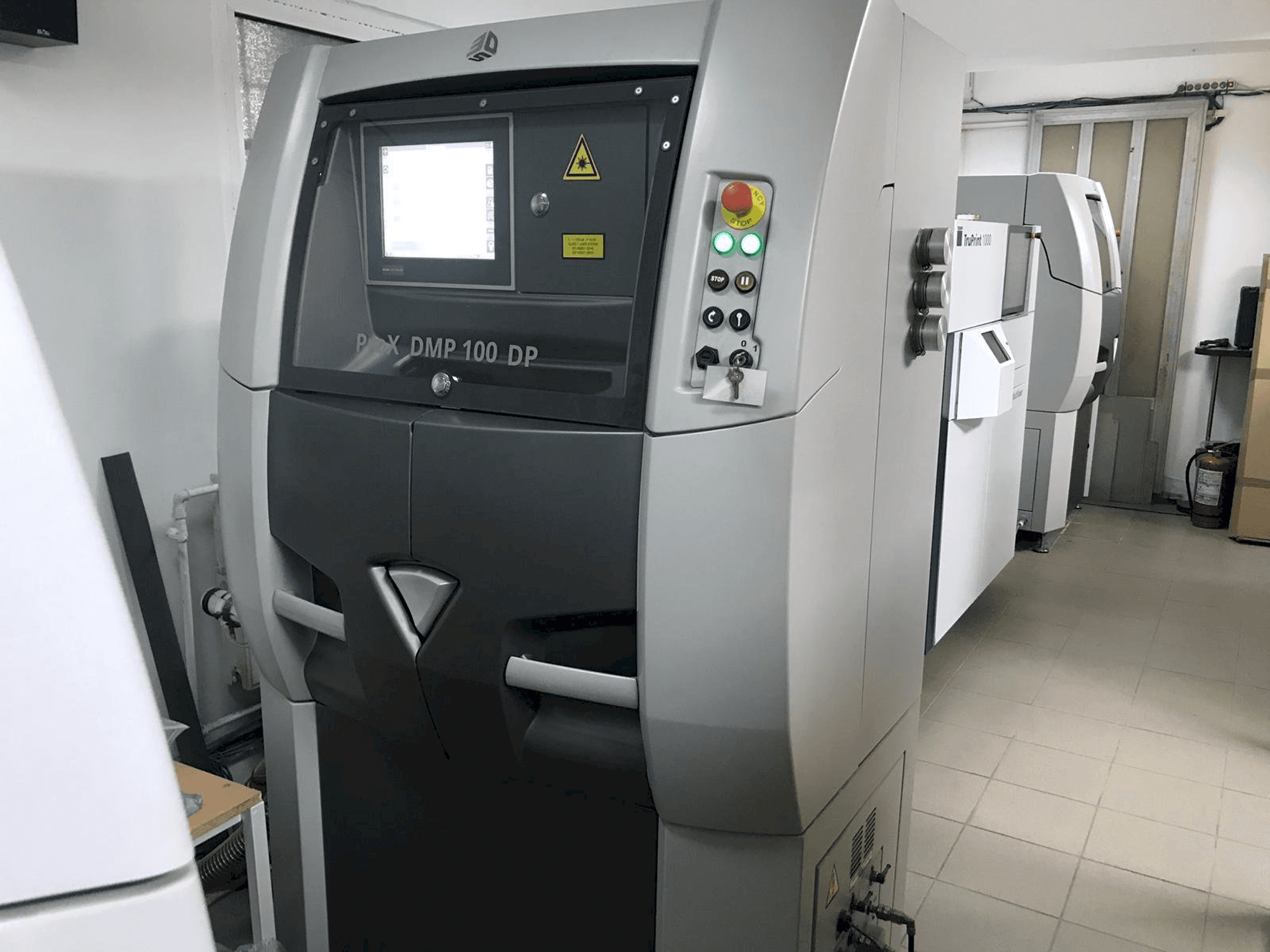 Vooraanzicht van 3D SYSTEMS ProX DMP 100 machine