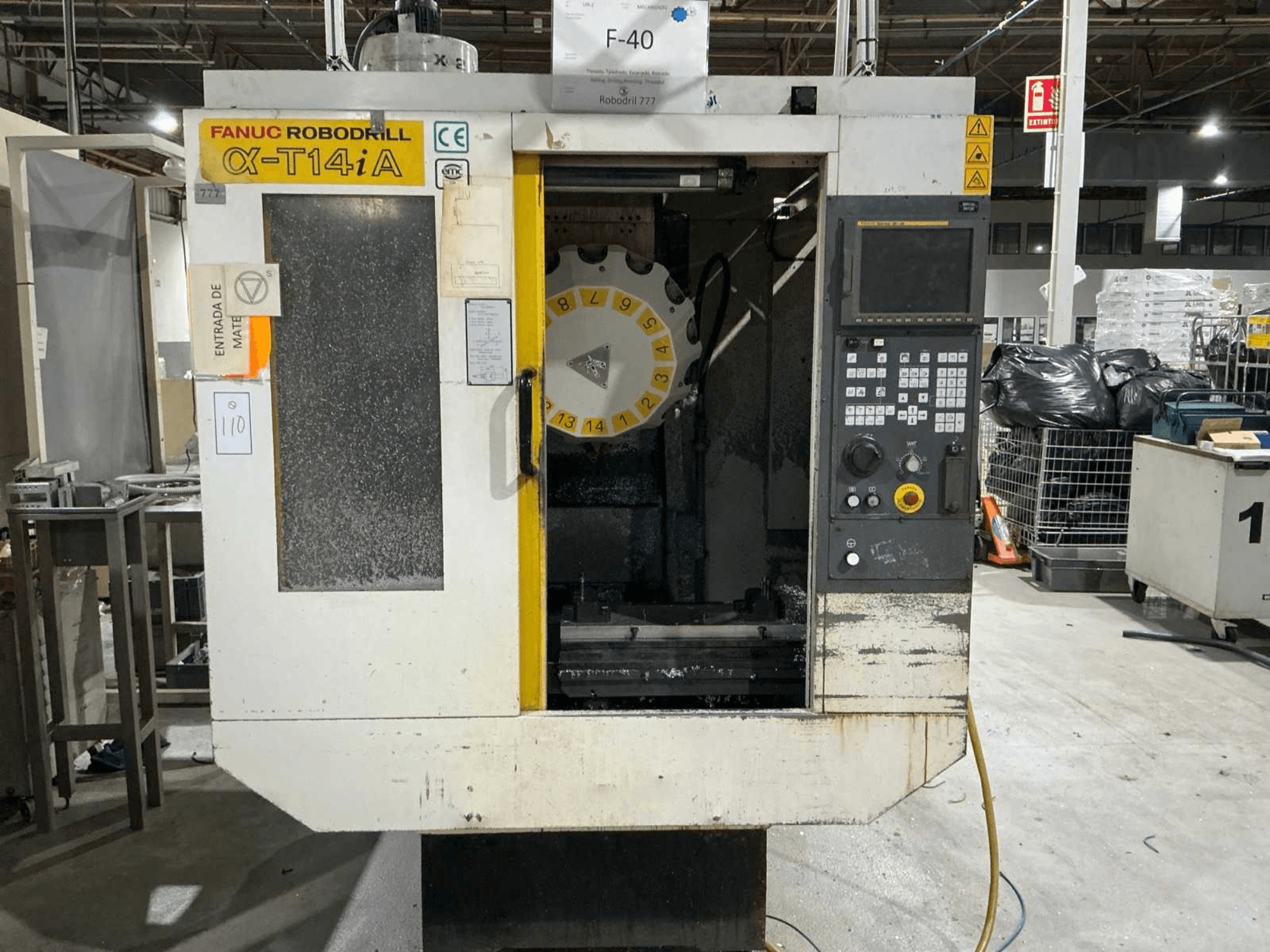 FANUC ROBODRILL α-T14iB verticaal bewerkingscentrum, vooraanzicht met bedieningspaneel en gereedschapscarrousel.