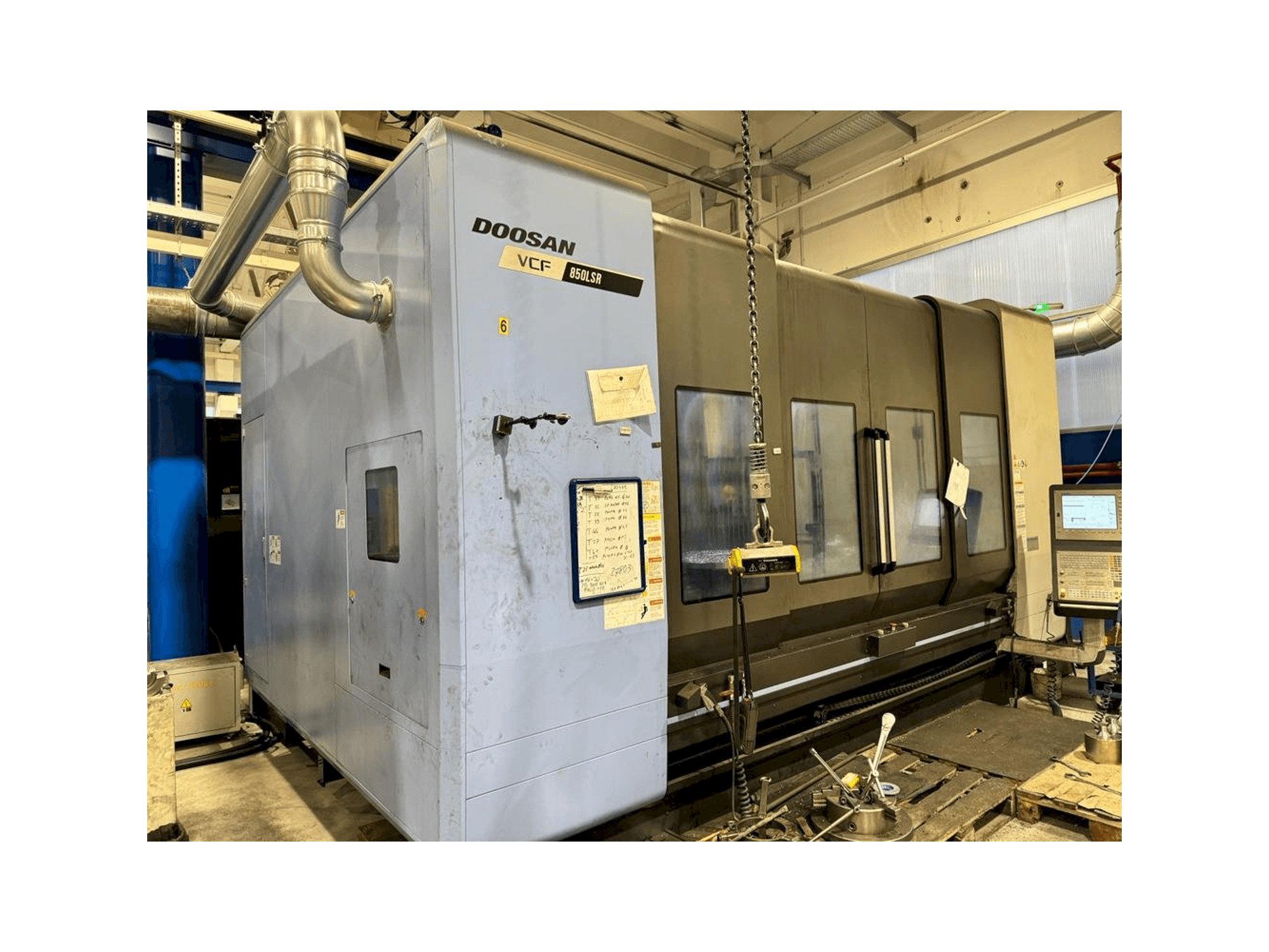 Vooraanzicht van DOOSAN VCF 850 LSR machine