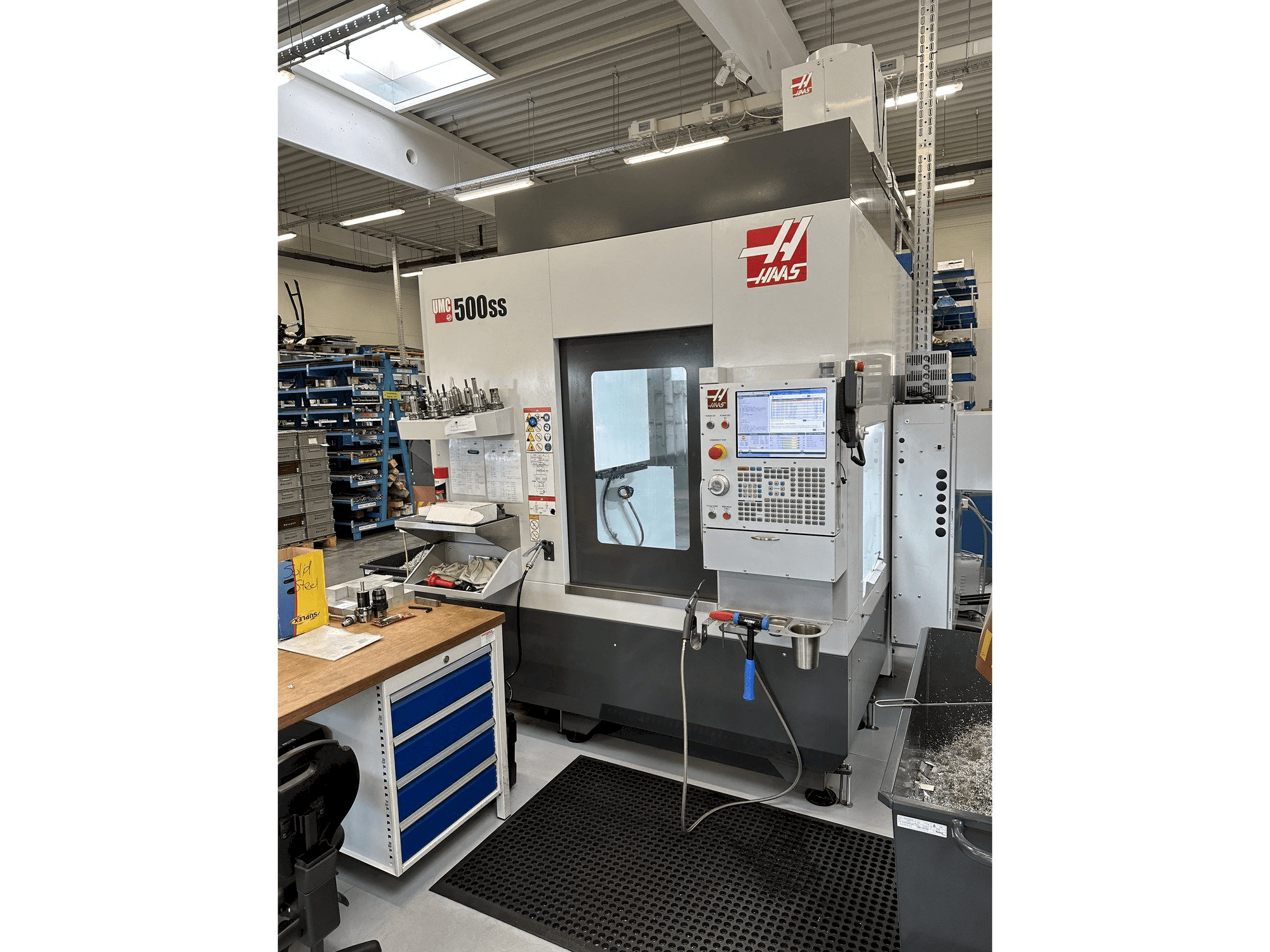 Vooraanzicht van HAAS UMC-500SS machine