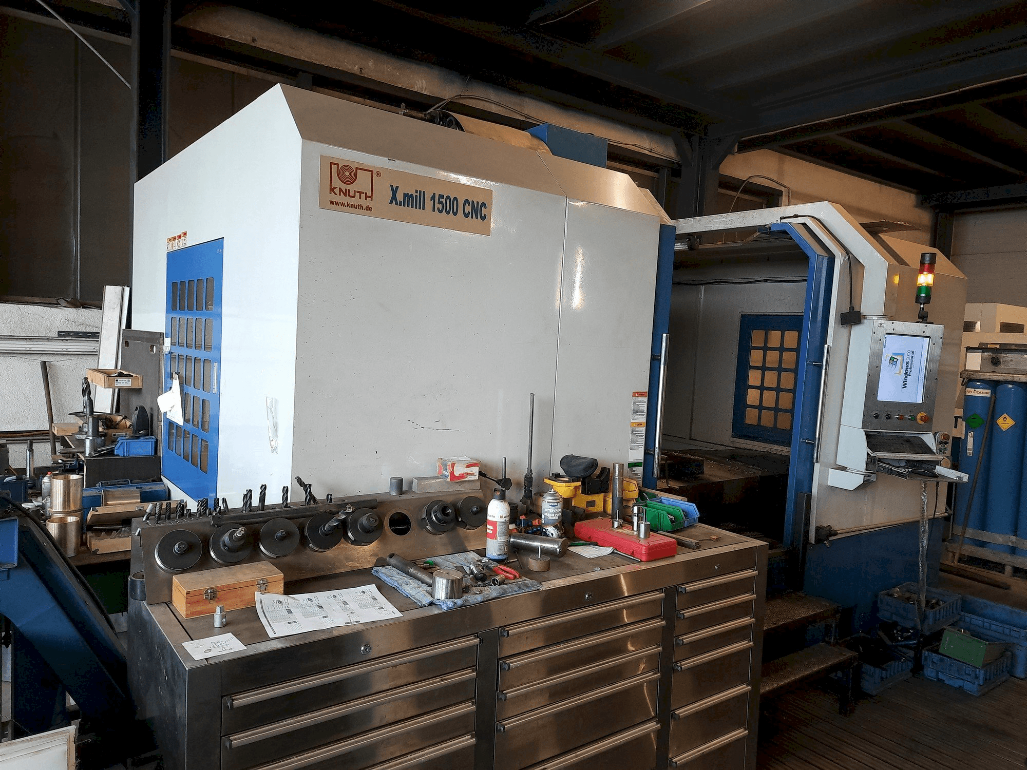 Vooraanzicht van KNUTH X-Mill 1500 CNC machine